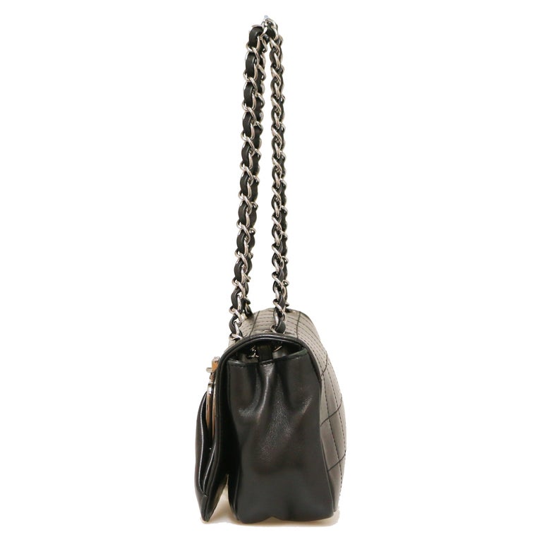 CHANEL Black Handbag in Lamb Leather For Sale at 1stDibs