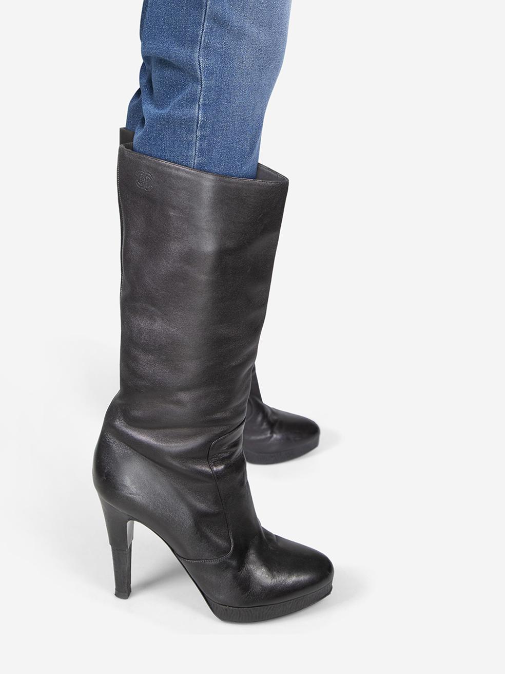 CONDITION is Very good. Minimal wear to the boots is evident. Abrasion to all areas of both shoes on this used Chanel designer resale item.
 
 
 
 Details
 
 
 Black
 
 Leather
 
 Boots
 
 Knee high
 
 High heeled
 
 Almond toe
 
 Textured detail