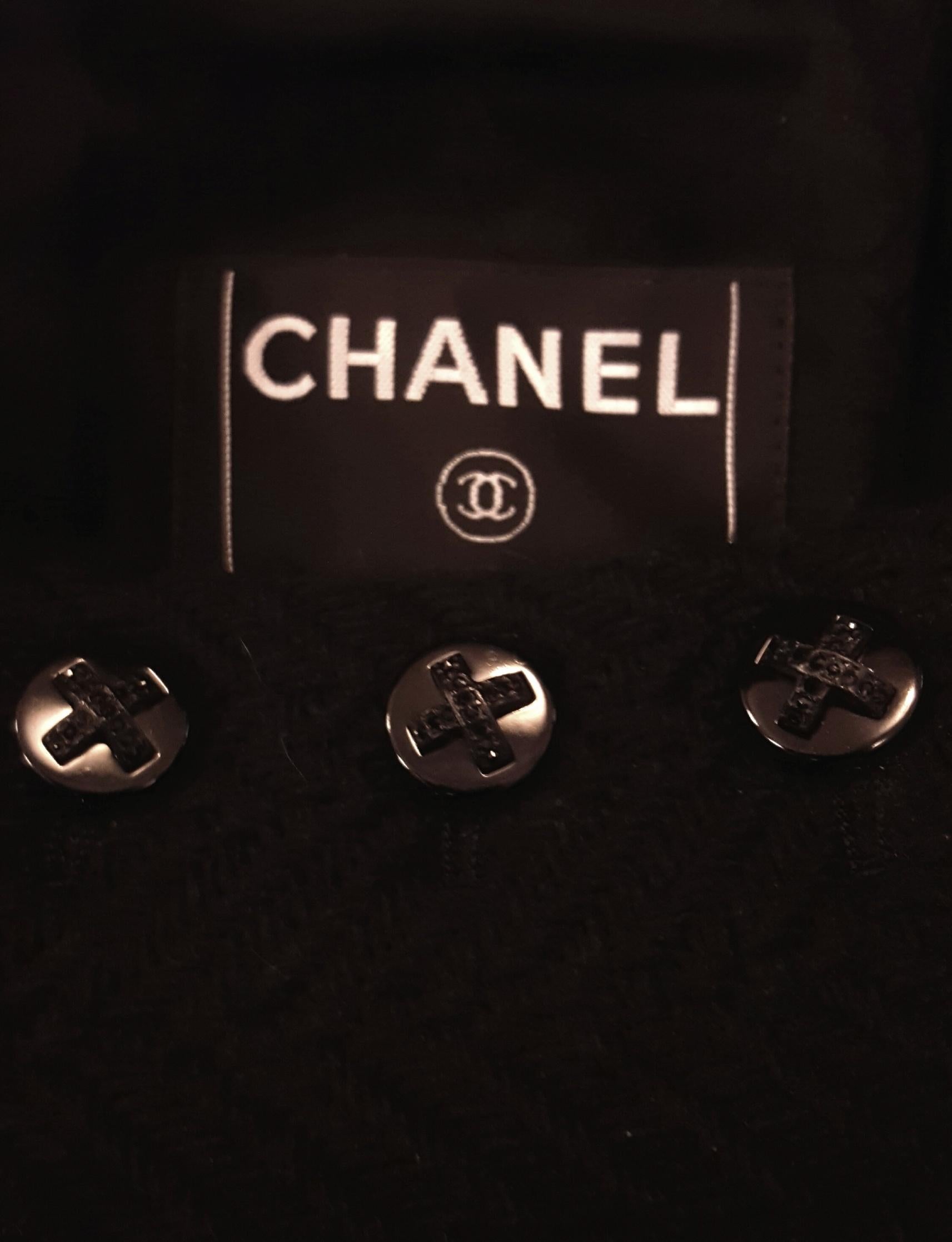 Women's Chanel Black Herringbone Wool 2006 Fall Collection Jacket 40 For Sale