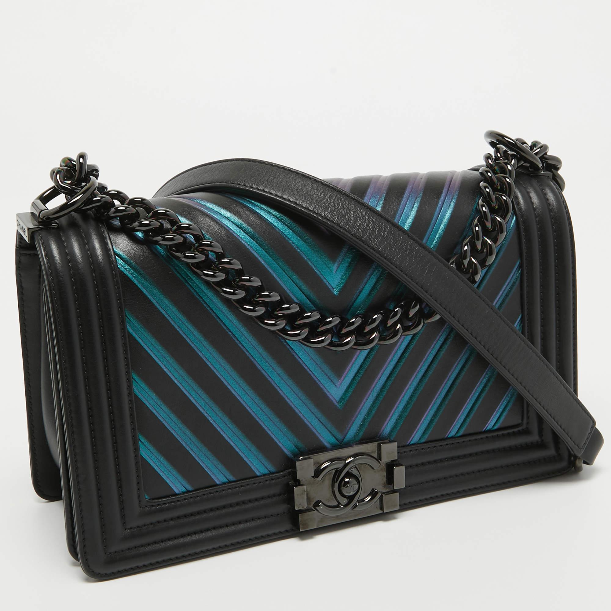 Avec une fabrication impeccable, un quotient de style immense, et un air d'élégance, ce sac Chanel a tout pour plaire ! Cousu à la perfection, le sac à main est fabriqué à partir de matériaux de première qualité afin qu'il vous dure toujours. Avec