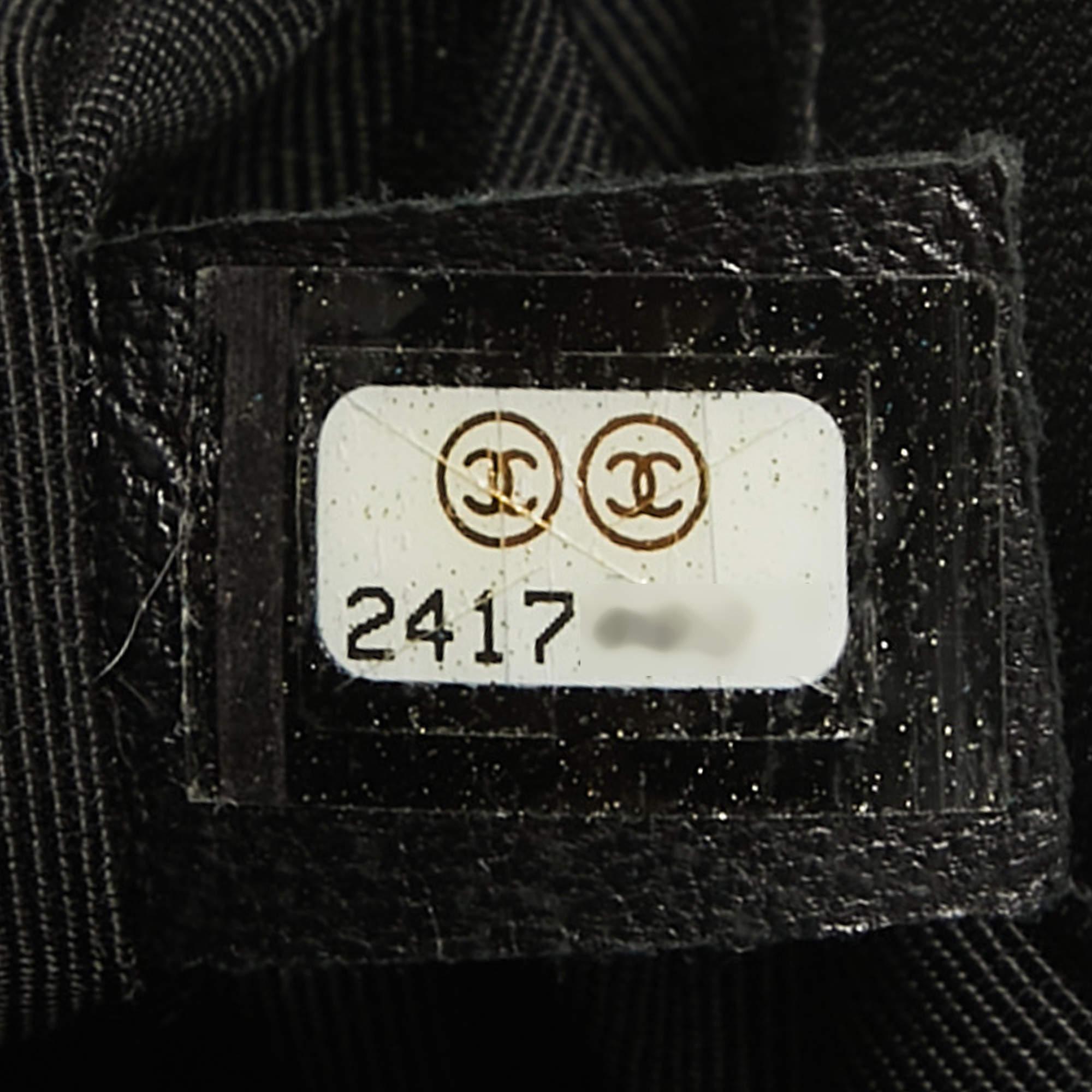 Chanel - Sac à rabat Boy moyen en cuir à chevrons noirs/holographiques en vente 5