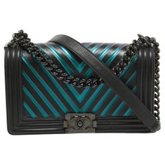 Chanel Schwarz/Holographic Chevron Leder Medium Boy Klappentasche