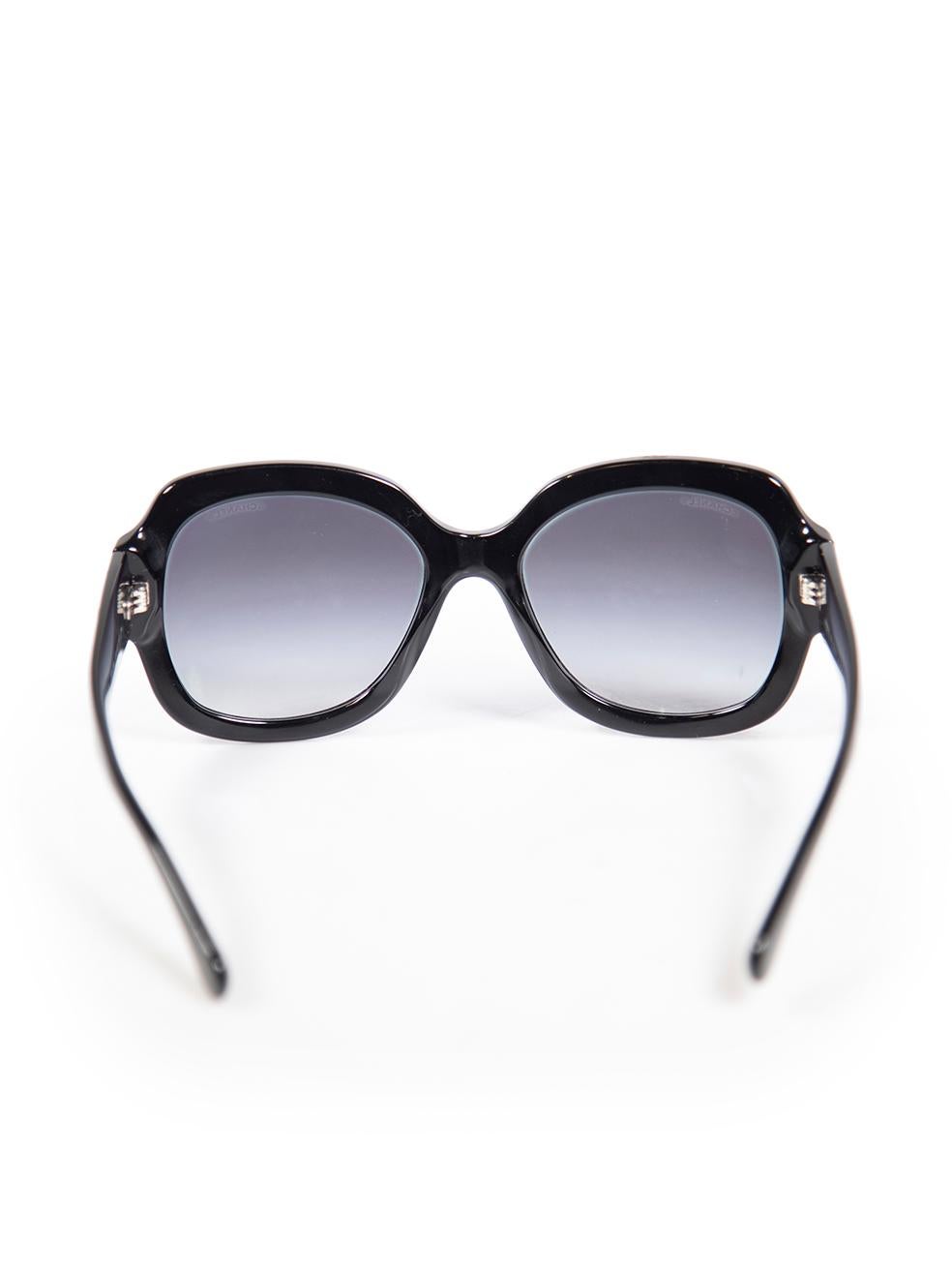 Chanel Schwarze ineinandergreifende CC-Sonnenbrille in Übergröße im Zustand „Gut“ im Angebot in London, GB