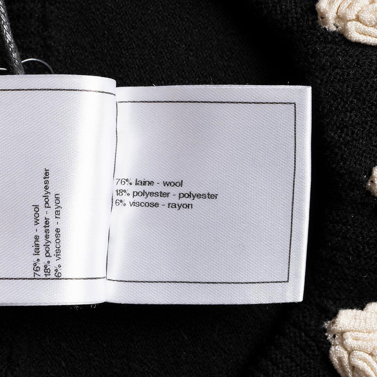 CHANEL Schwarzer & elfenbeinfarbener Wollpullover 2015 15B CAMELLIA APPLICATION Pullover 38 S im Angebot 7