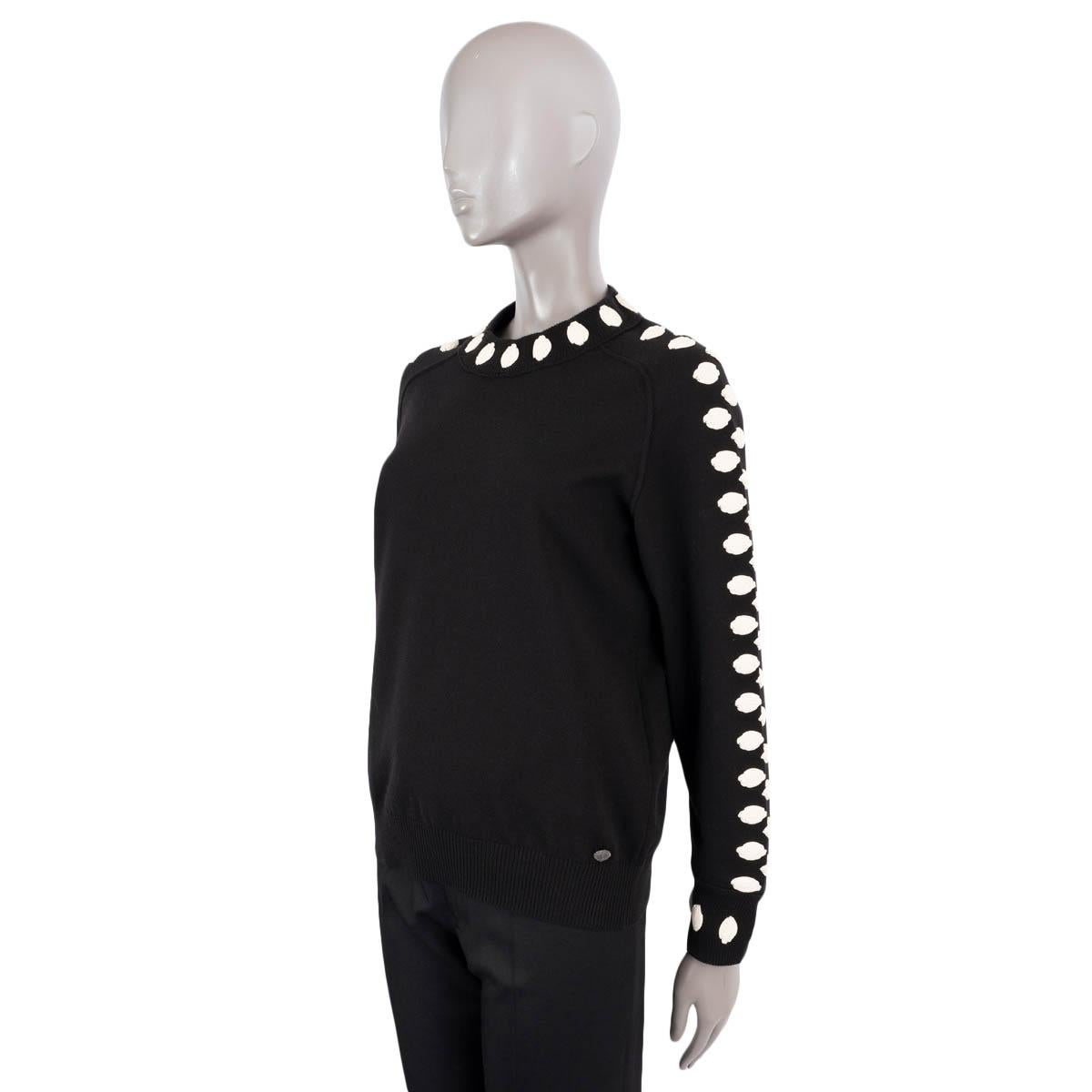 CHANEL Schwarzer & elfenbeinfarbener Wollpullover 2015 15B CAMELLIA APPLICATION Pullover 38 S im Angebot 1