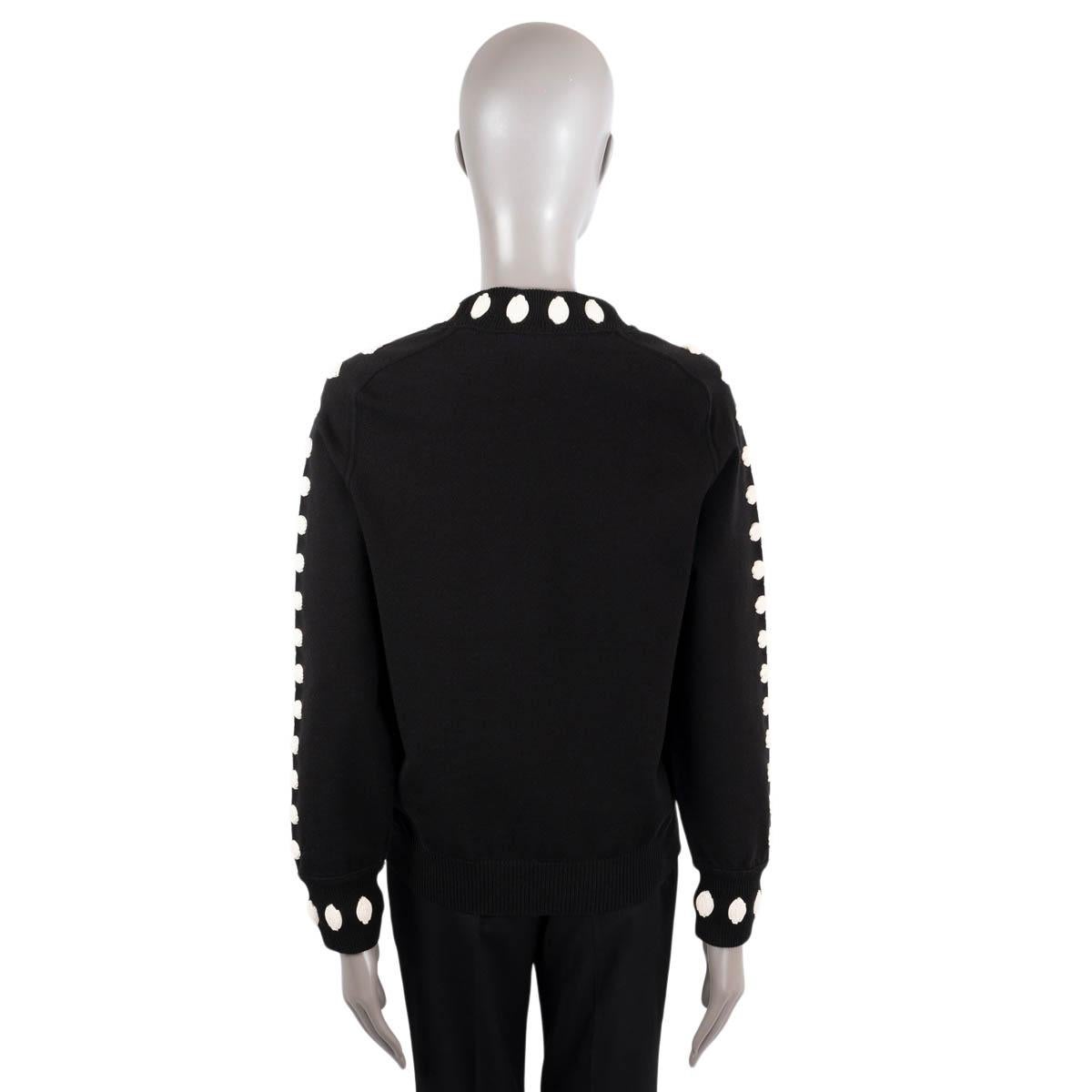 CHANEL Schwarzer & elfenbeinfarbener Wollpullover 2015 15B CAMELLIA APPLICATION Pullover 38 S im Angebot 2