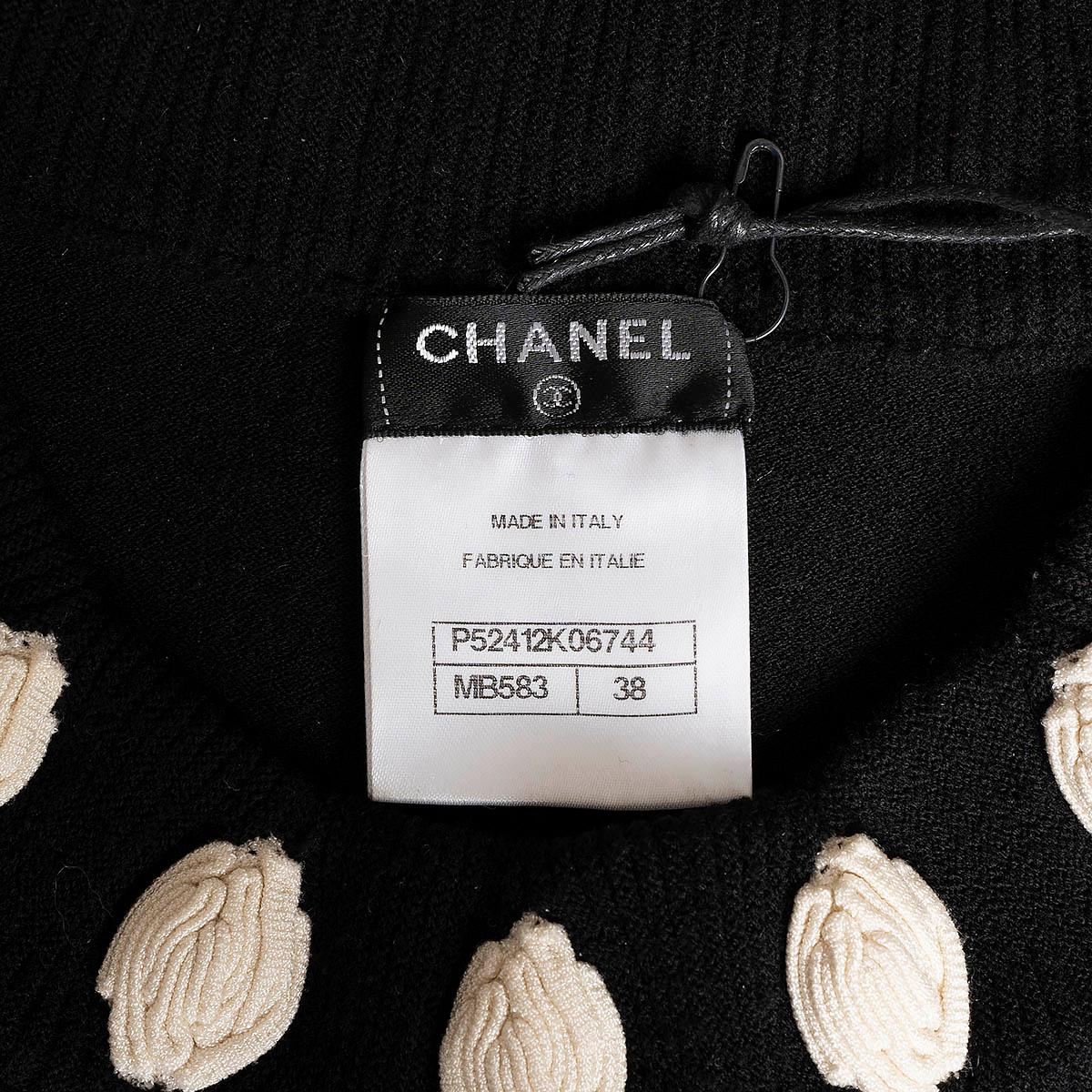 CHANEL black & ivory wool 2015 15B CAMELLIA APPLICATION Sweater 38 S For Sale 6