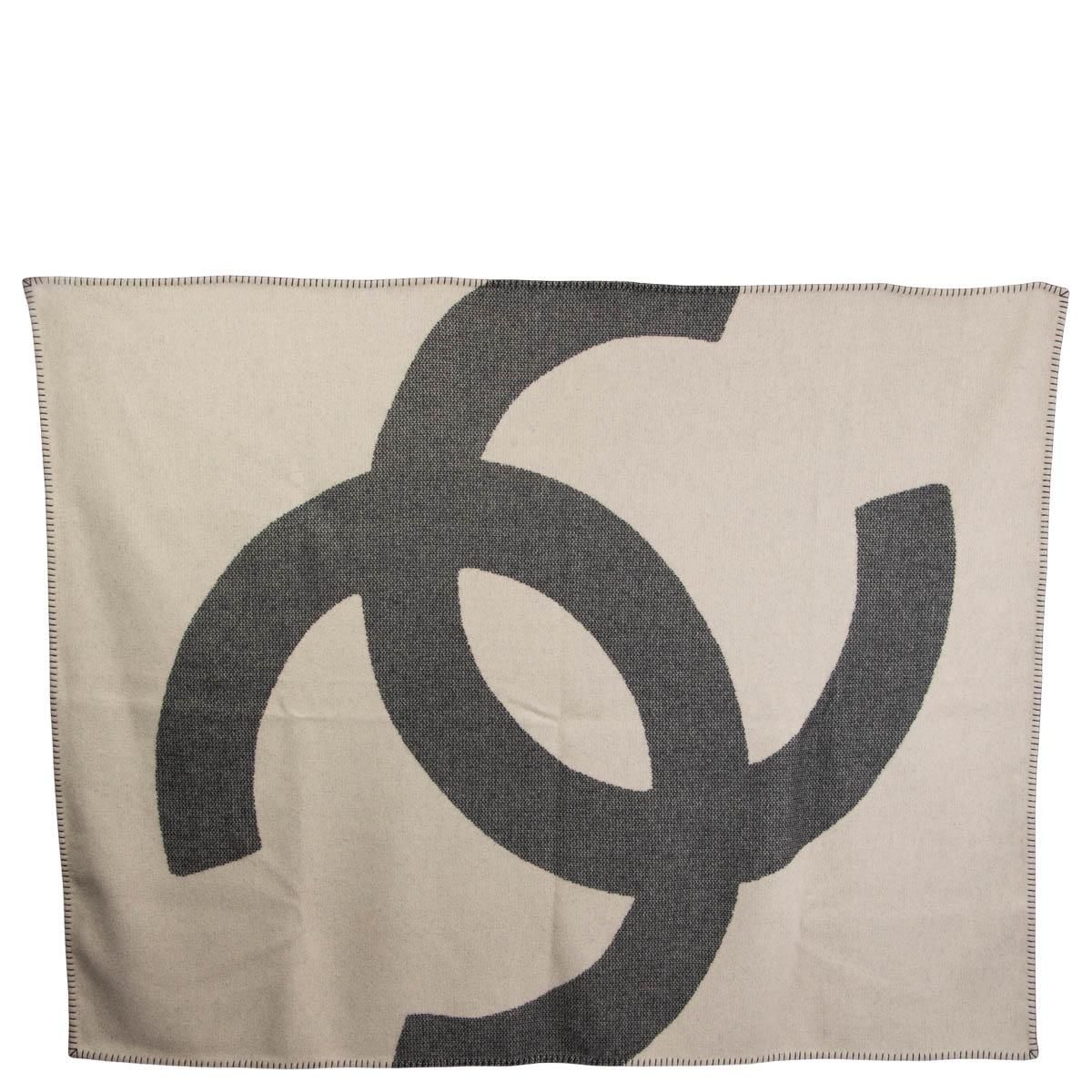 100% authentic Chanel CC throw blanket and matching pillow in soft black and off-white wool (90%) and cashmere (10%). Has been used and is in excellent condition. 

Measurements
Length	180cm (70.2in)
Width	140cm (54.6in)

All our listings include