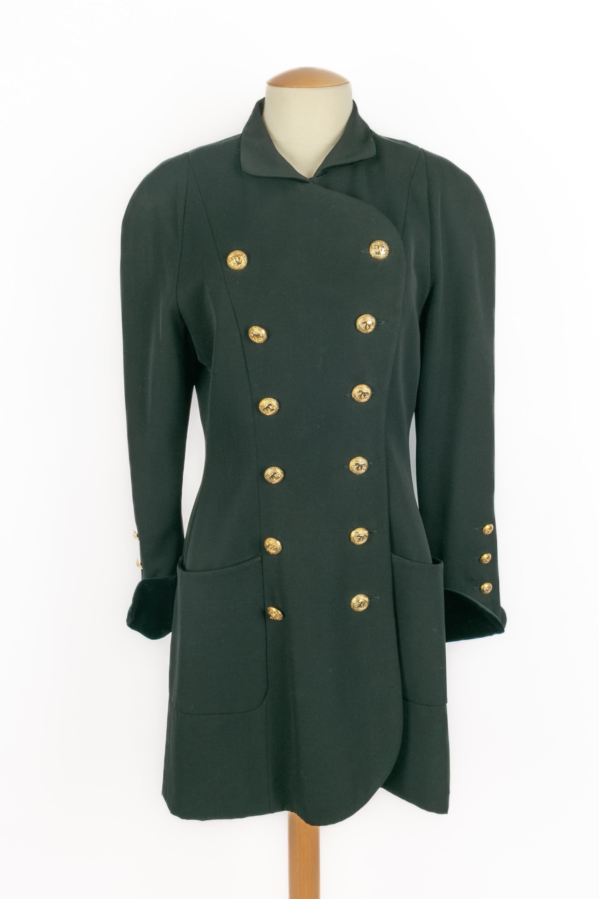 CHANEL - (Fabriqué en France) Veste noire avec boutons en métal doré. Taille 42FR. Doublure en soie noire.

Condit :
Très bon état.

Dimensions :
Largeur des épaules : 44 cm - Longueur des manches : 58 cm - Longueur : 90 cm

SKU:FV130