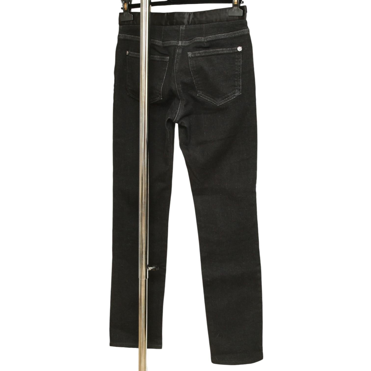 CHANEL Jeans Noir Denim Straight Leg Mid-Rise Belt Rome Pockets Sz 38 en vente 1