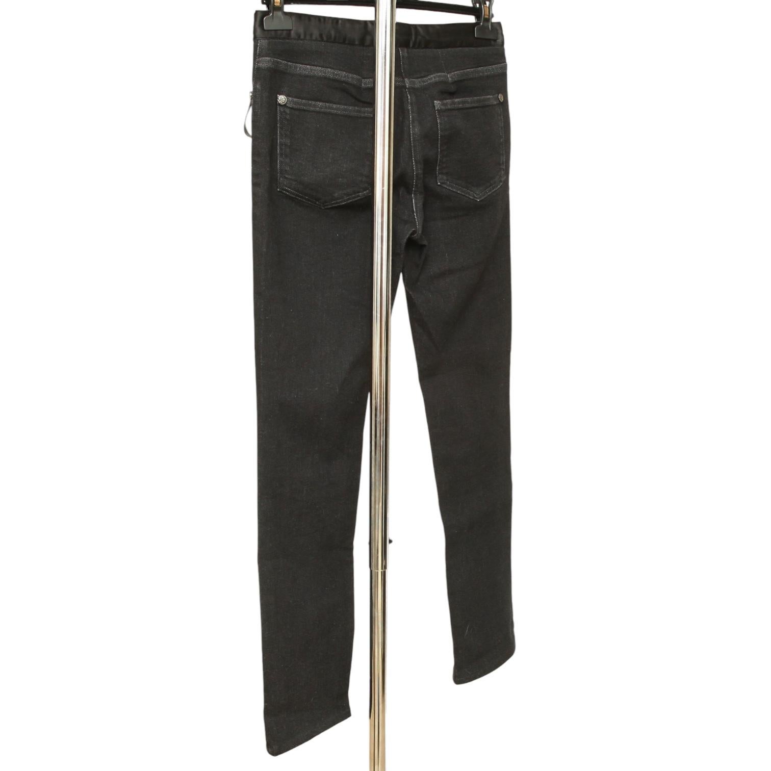 CHANEL Jeans Noir Denim Straight Leg Mid-Rise Belt Rome Pockets Sz 38 en vente 2