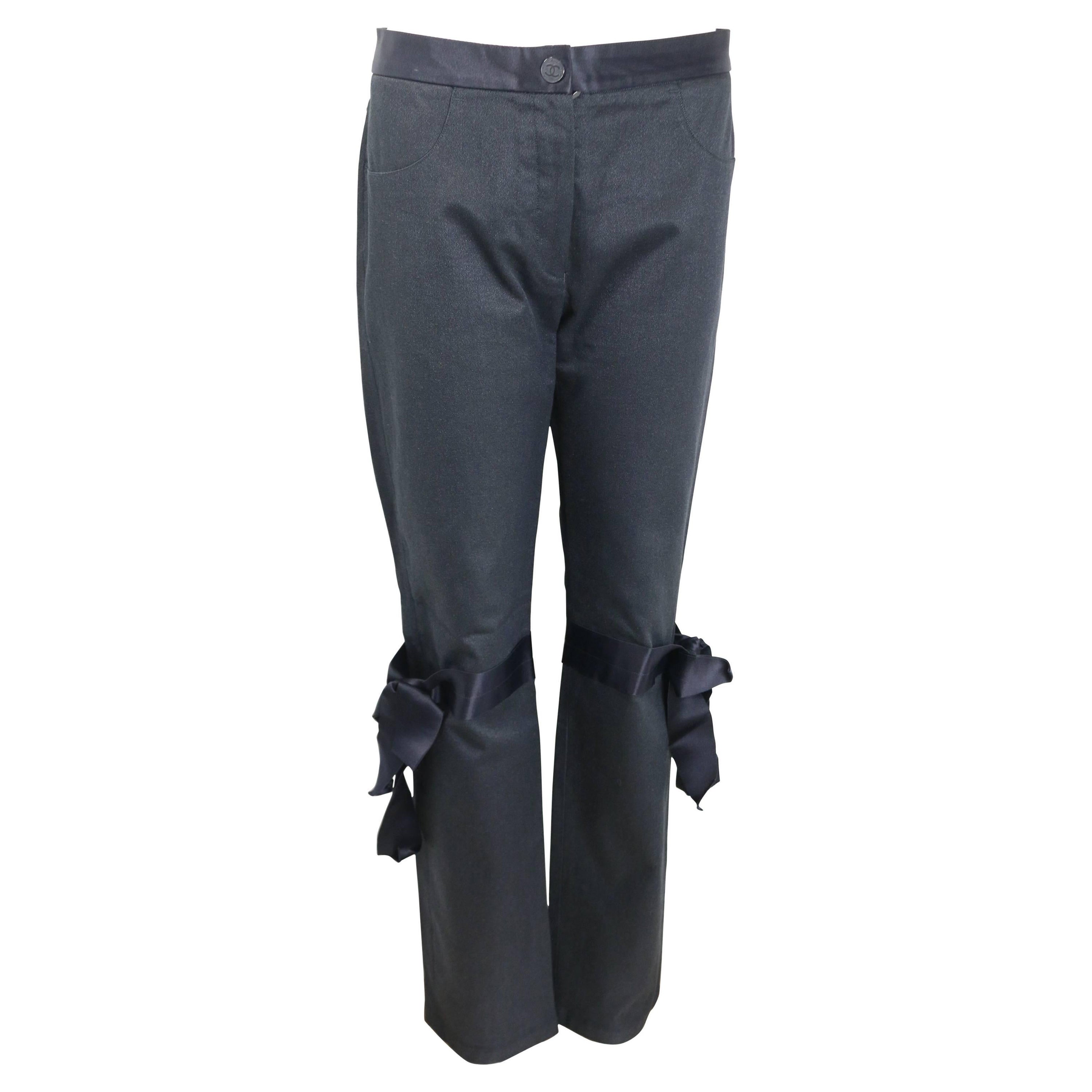 Jeans neri Chanel con fiocchi legati in seta