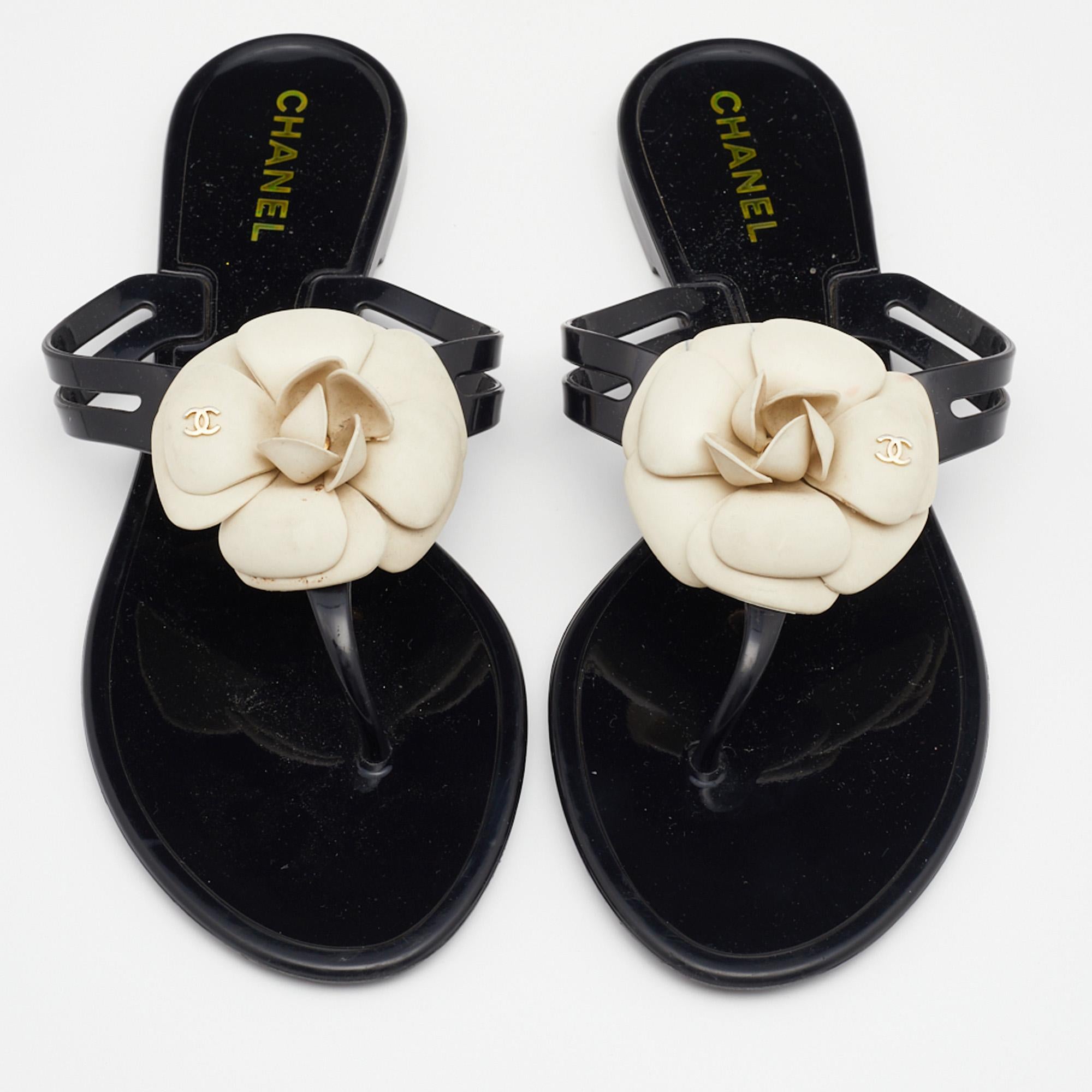 Chanel Black Jelly Camellia Embellished Thong Sandals Size 41 In Good Condition In Dubai, Al Qouz 2