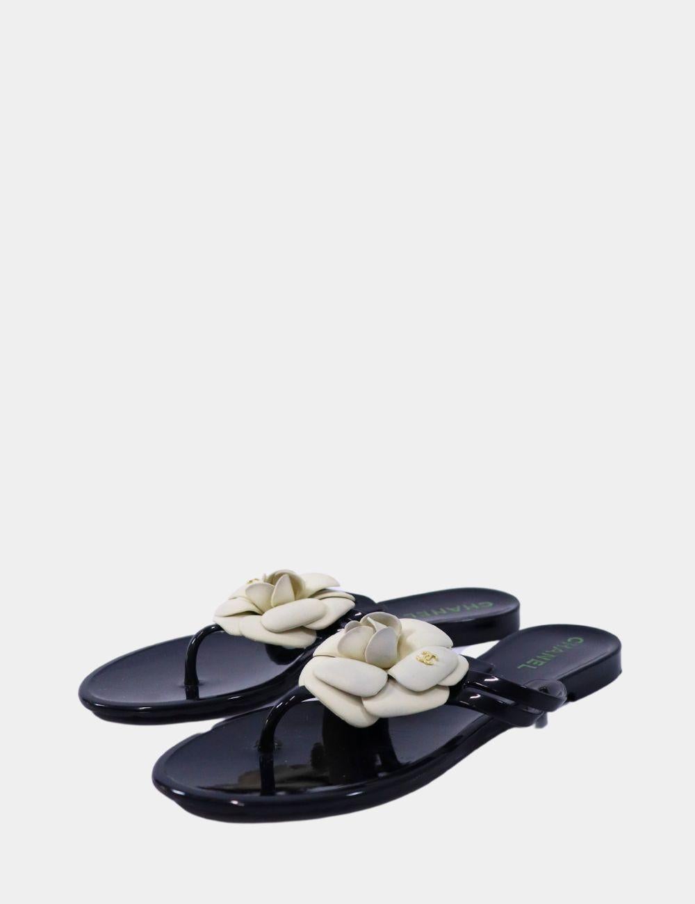 Chanel Camelia de gelatina negra Slip On Slides.

Material: Goma
Talla: EU 36
Estado general: Bueno
Estado interior: Signos de uso
Estado exterior: Decoloración en la camelia
*Caja + Bolsa guardapolvo