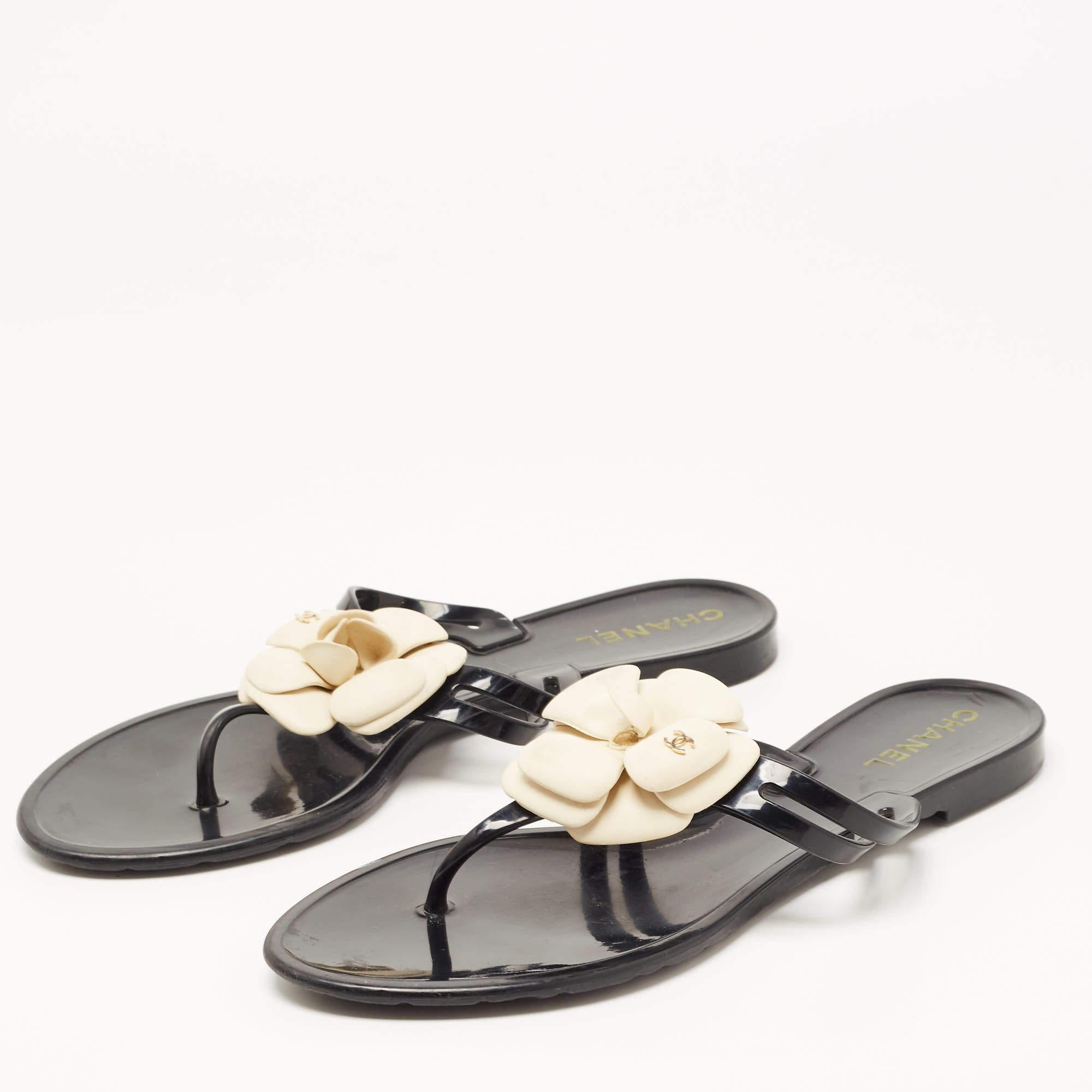 A perfect blend of luxury, style, and comfort, these designer flats are made using quality materials and frame your feet in the most refined way. They can be paired with a host of outfits from your wardrobe.

