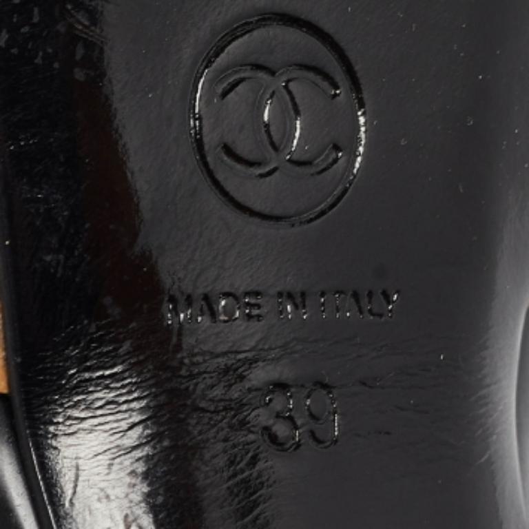 Parfaitement cousus et finis pour garantir une allure et une coupe élégantes, ces talons Chanel sont un achat que vous aimerez arborer. Ils sont très beaux sur les pieds.