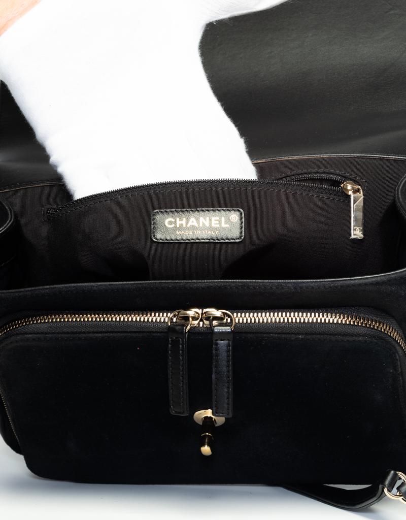 Chanel - Sac porté épaule « Jumbo Business Affinity » en daim noir matelassé avec diamants en vente 1