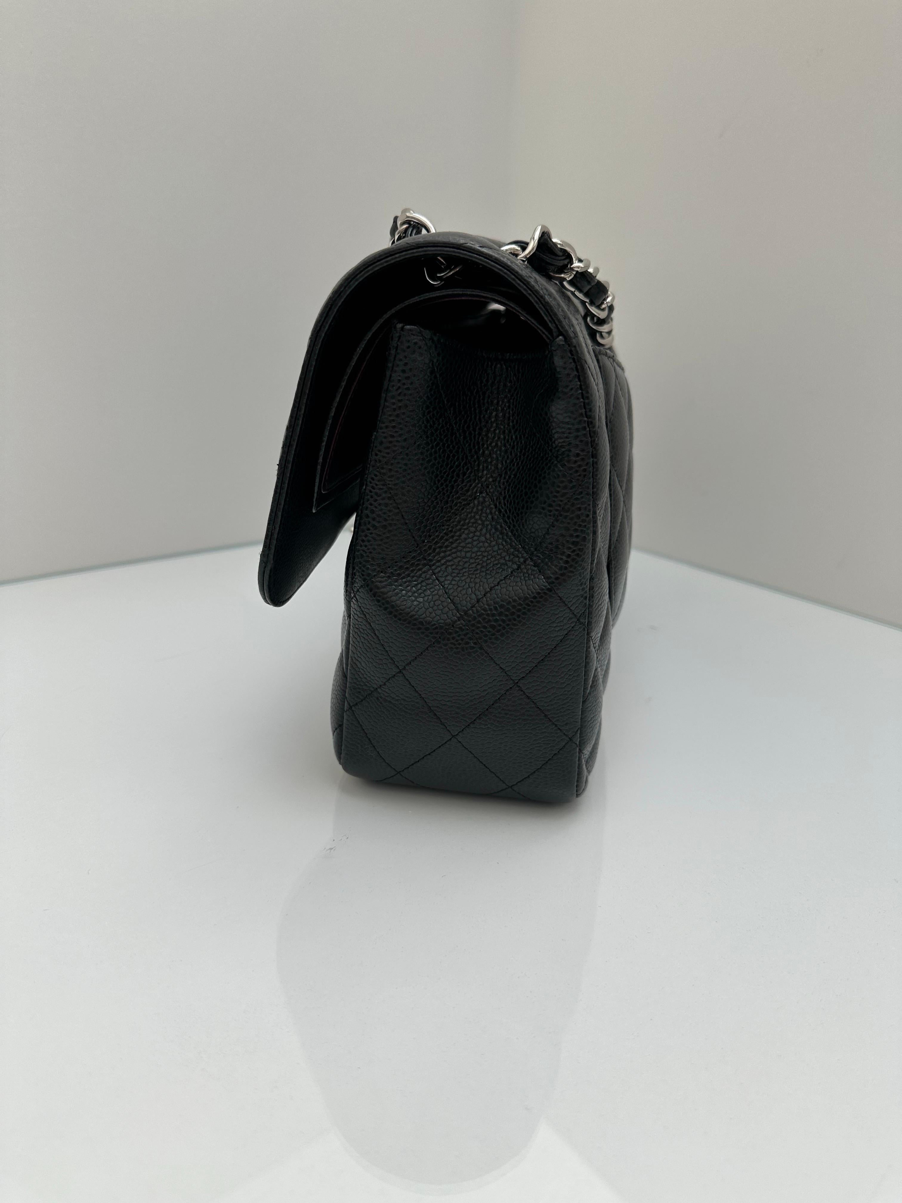 Chanel Black Classic Double Flap Jumbo Bag in ausgezeichnetem Zustand. Tasche im klassischen Stil mit silberner Hardware.  Sammlerstück mit Schutzhülle.  Serie 25 mit intakter Serie. Garantiert echt. 