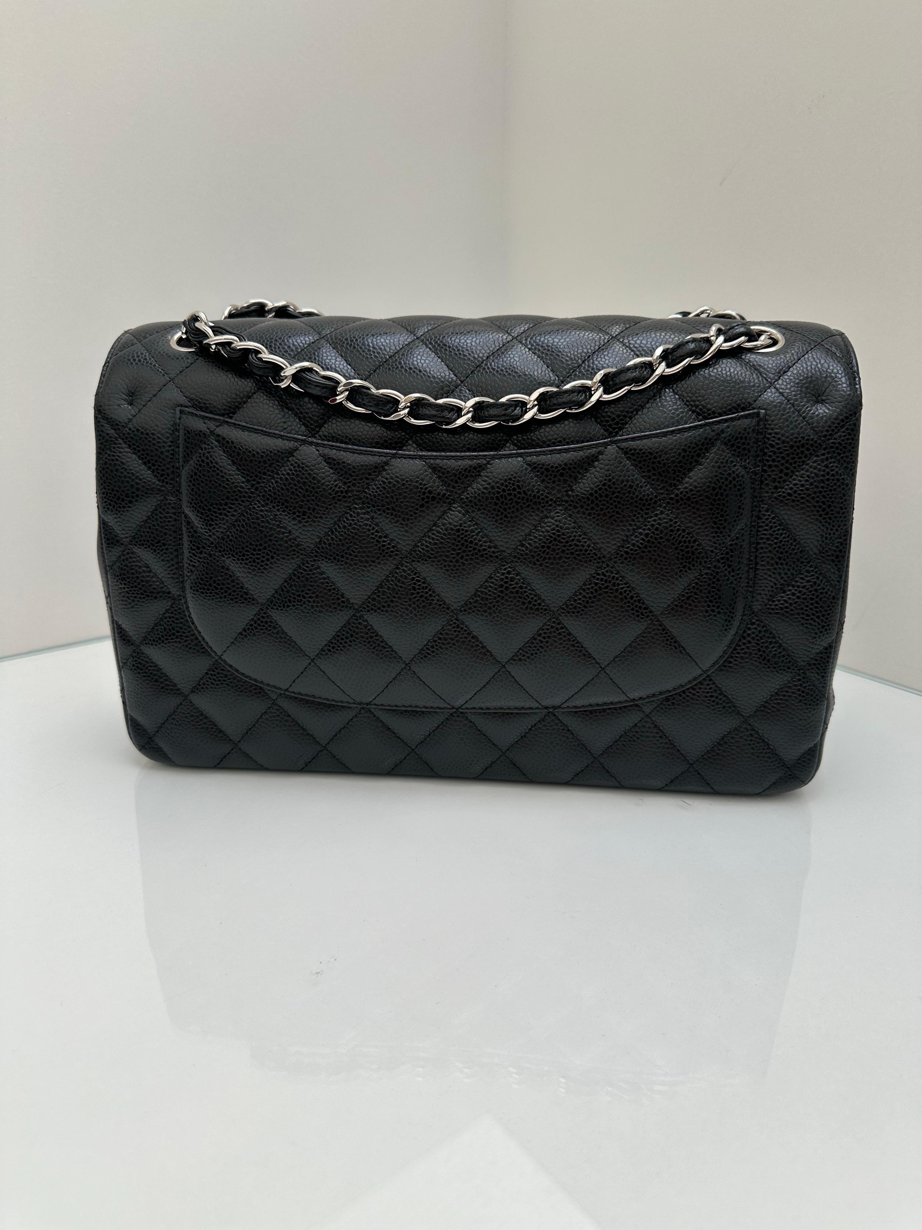 Chanel Schwarz Jumbo Classic Double Flap Gesteppt Kaviar Silberne Hardware im Zustand „Hervorragend“ im Angebot in Athens, GA