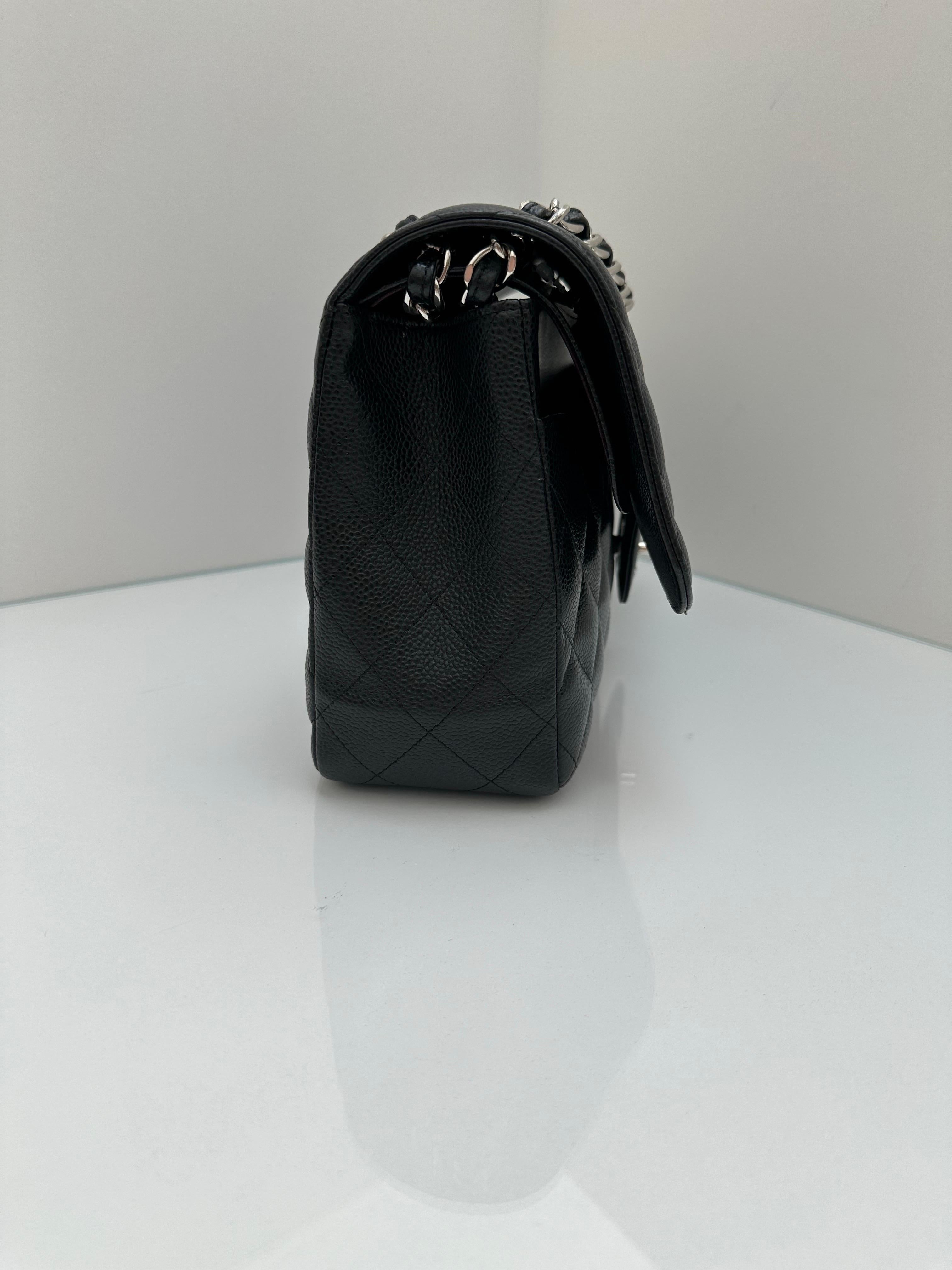 Chanel Schwarz Jumbo Classic Double Flap Gesteppt Kaviar Silberne Hardware für Damen oder Herren im Angebot