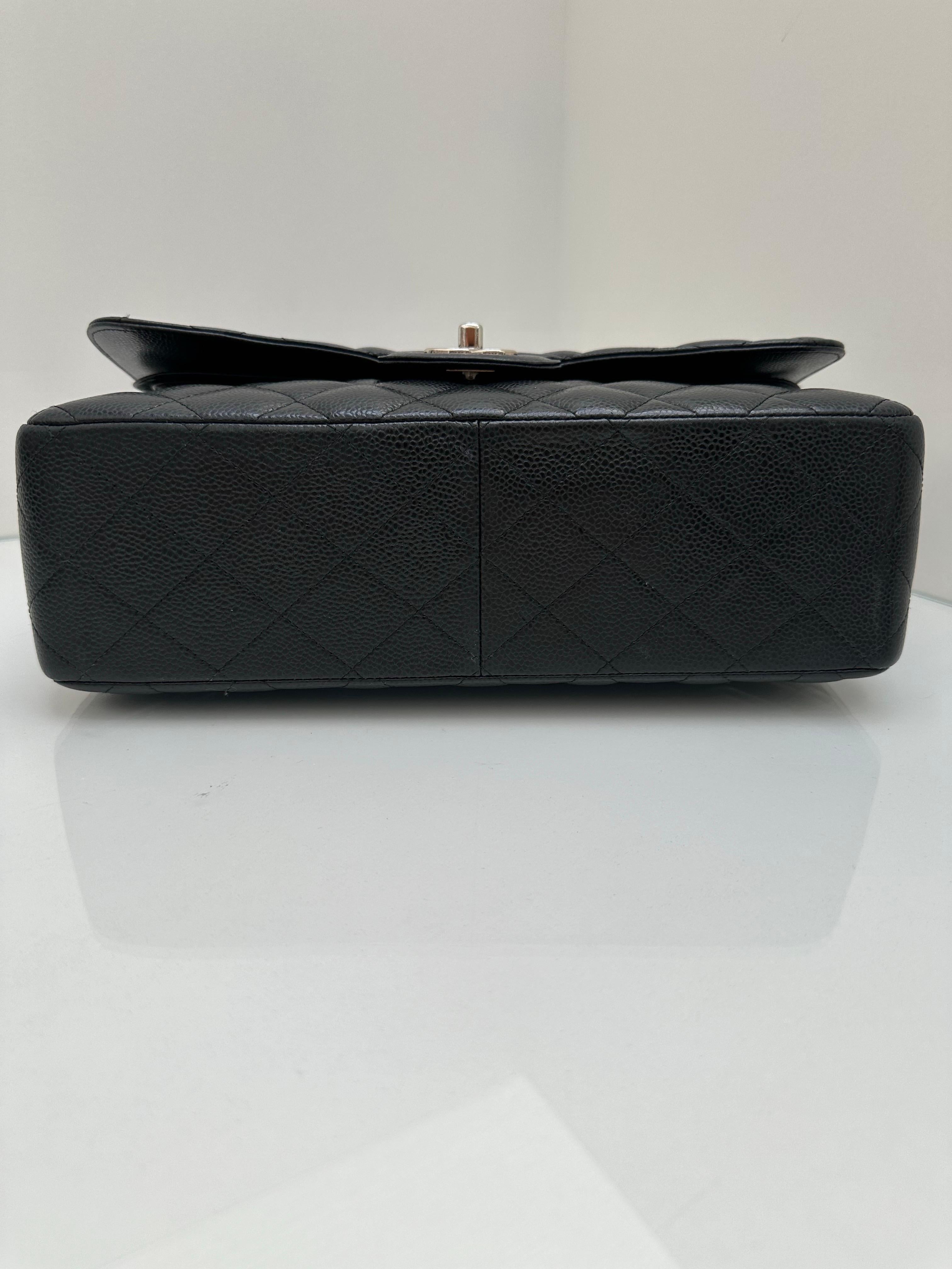 Chanel Schwarz Jumbo Classic Double Flap Gesteppt Kaviar Silberne Hardware im Angebot 1