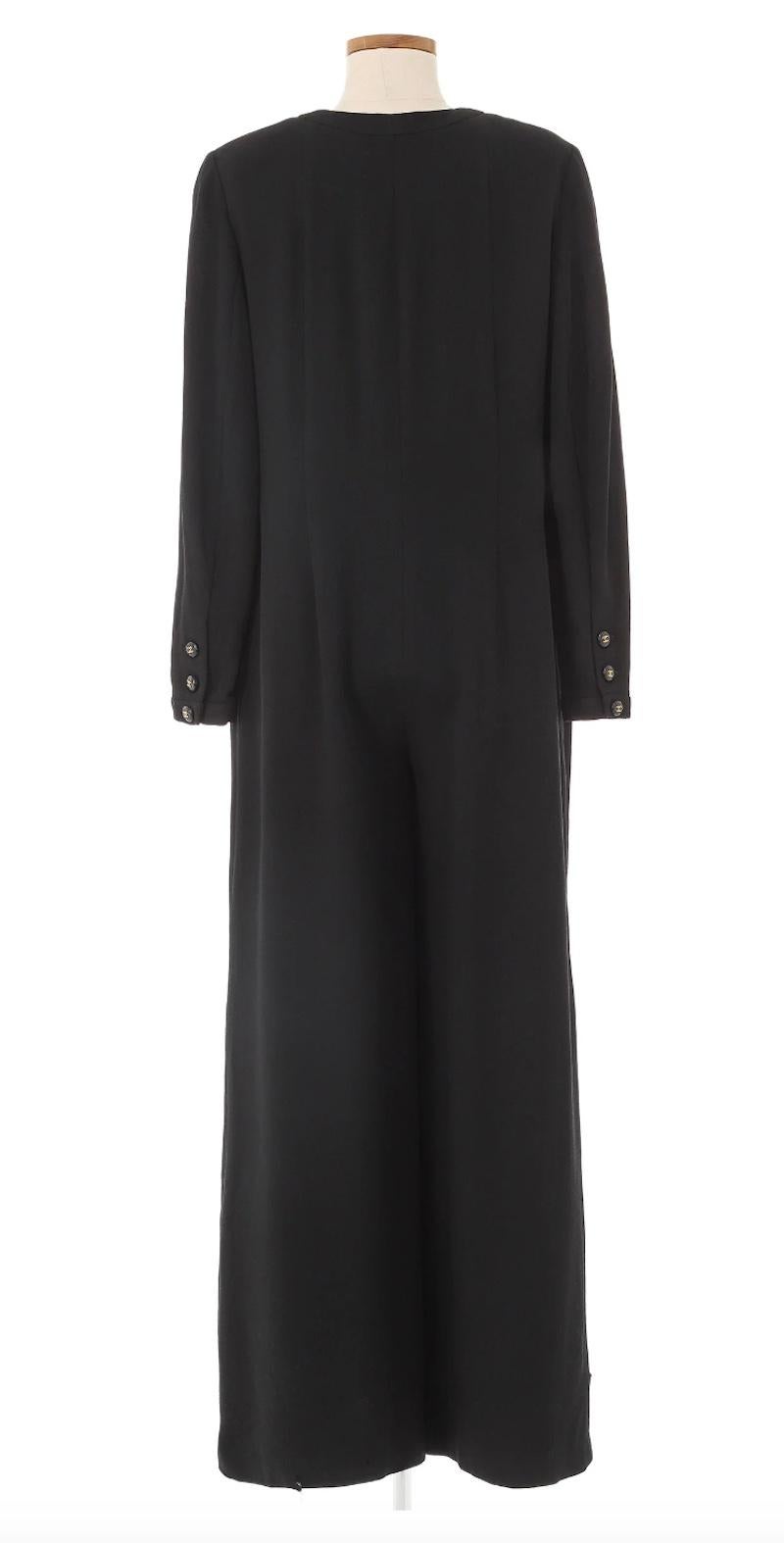 Chanel Schwarzer Jumpsuit wahrscheinlich aus der Frühjahrskollektion 1995 von Karl Lagerfeld. Raffinierte und maßgeschneiderte Silhouette aus schwarzem MATERIAL, mit Chanel-Knöpfen auf der Vorderseite und Taschen. Perfektes Stück für den