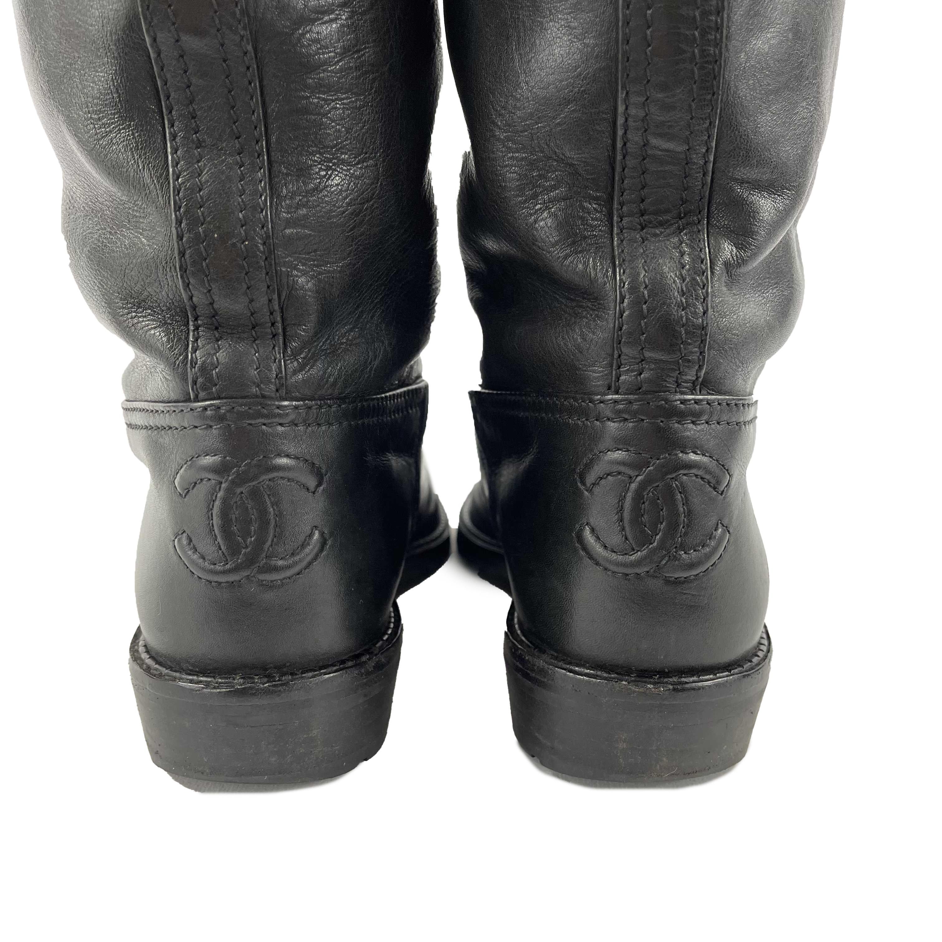 CHANEL Black Knee-High Leather Lace-Up Biker Boots FR 36 US 6 In Excellent Condition For Sale In Sanford, FL