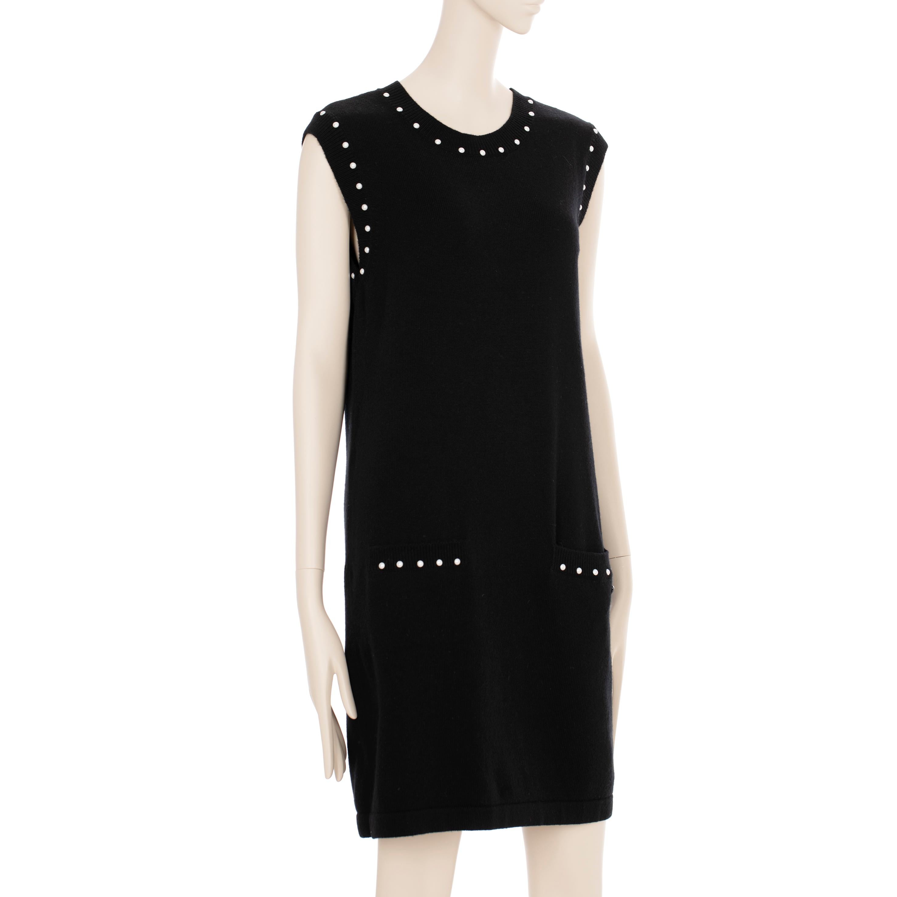 Chanel Black Knit Dress With Faux Pearl Details 40 FR In Excellent Condition For Sale In DOUBLE BAY, NSW