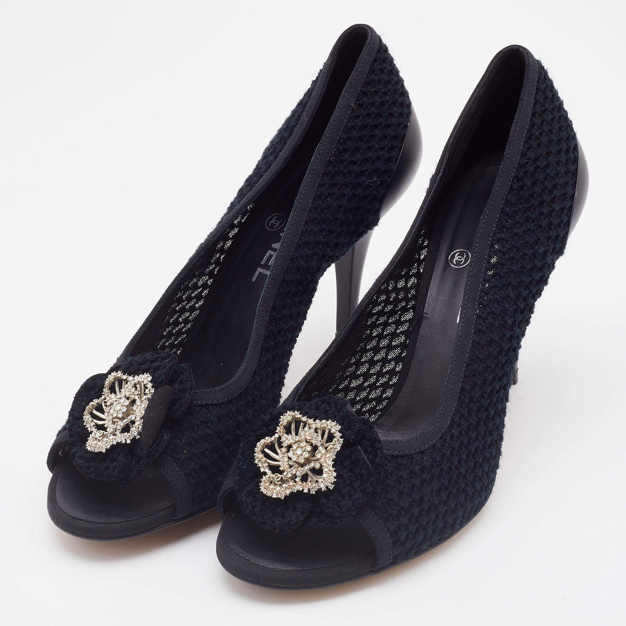 Chanel Black Knit Fabric CC Camellia Crystal Embellished Open Toe Pumps Size 40 In Good Condition In Dubai, Al Qouz 2
