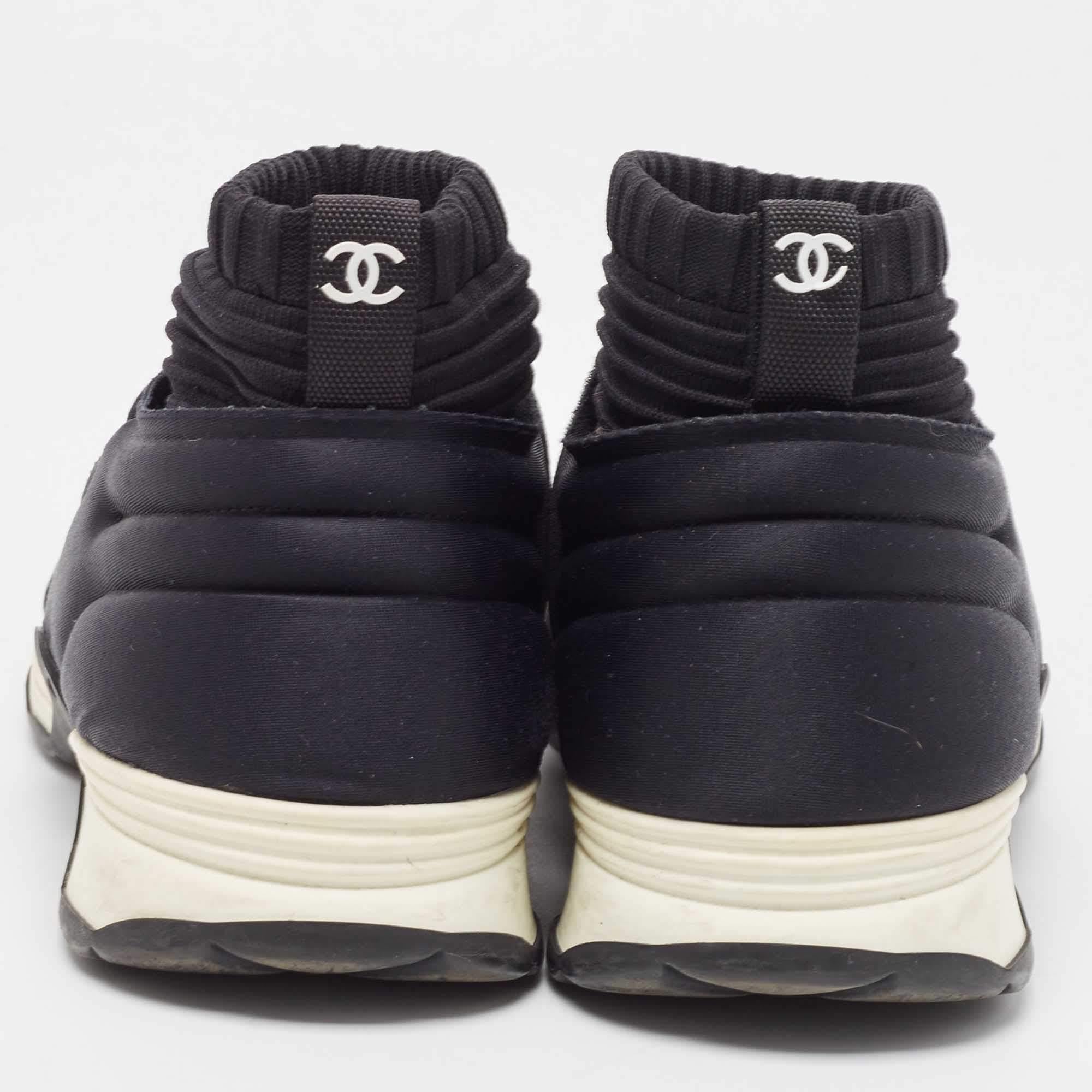 Chanel Black Knit Fabric CC Slip On Sneakers Size 39 For Sale 1
