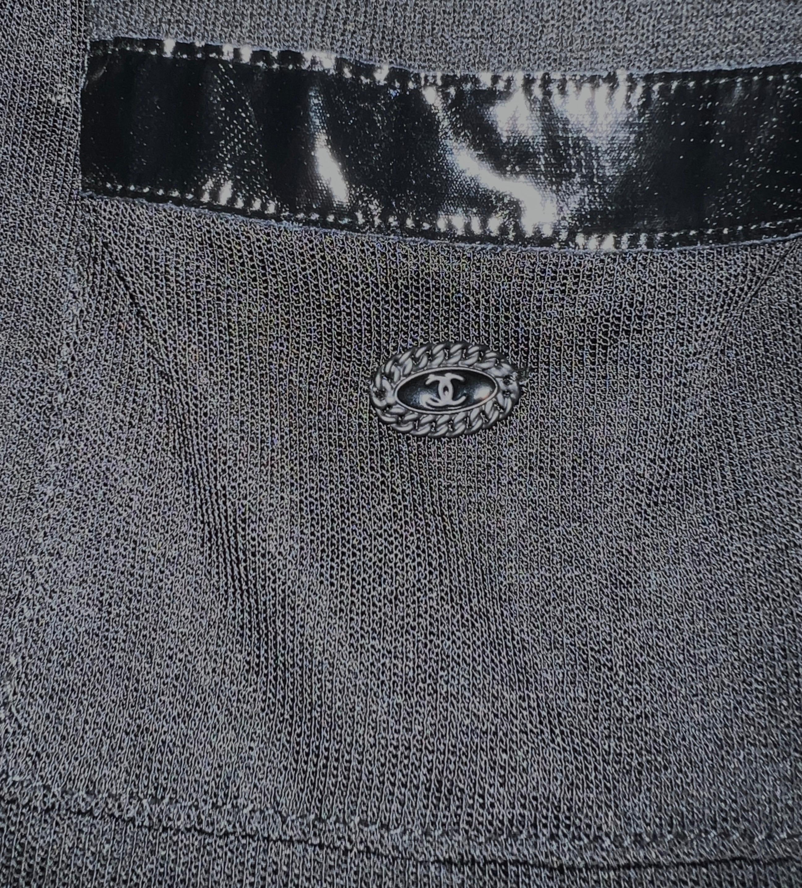 CHANEL Cardigan en maille noire avec bordures en vinyle 40 en vente 1