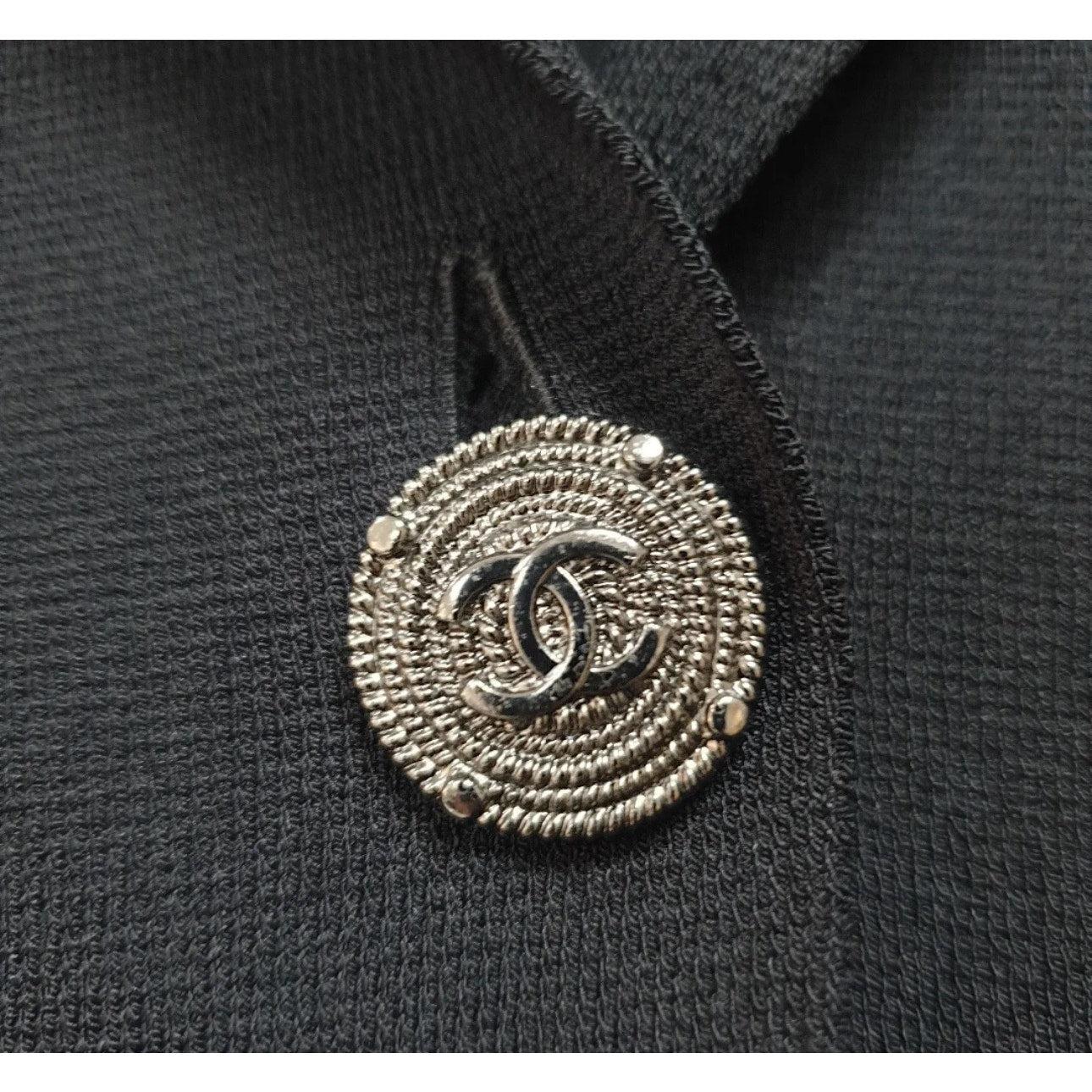 Questa giacca Chanel super chic è in ottime condizioni, essendo stata indossata solo una volta! 

Realizzata in maglia tecnica di misto viscosa, questa giacca leggera è caratterizzata da..:
- 3 splendidi pulsanti CC in argento
- Finte tasche con