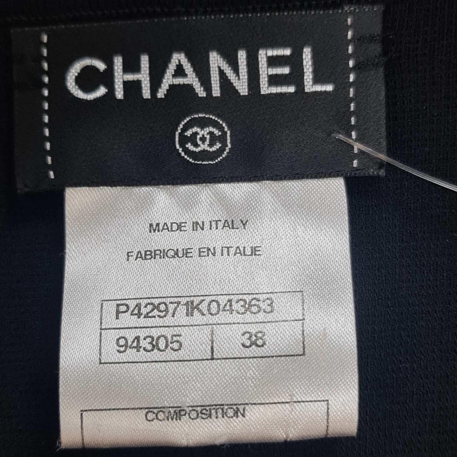 Cette veste Chanel très chic est en très bon état, n'ayant été portée qu'une seule fois ! 

Confectionnée dans un tricot technique en viscose mélangée, cette veste légère présente les caractéristiques suivantes :
- 3 magnifiques boutons CC en