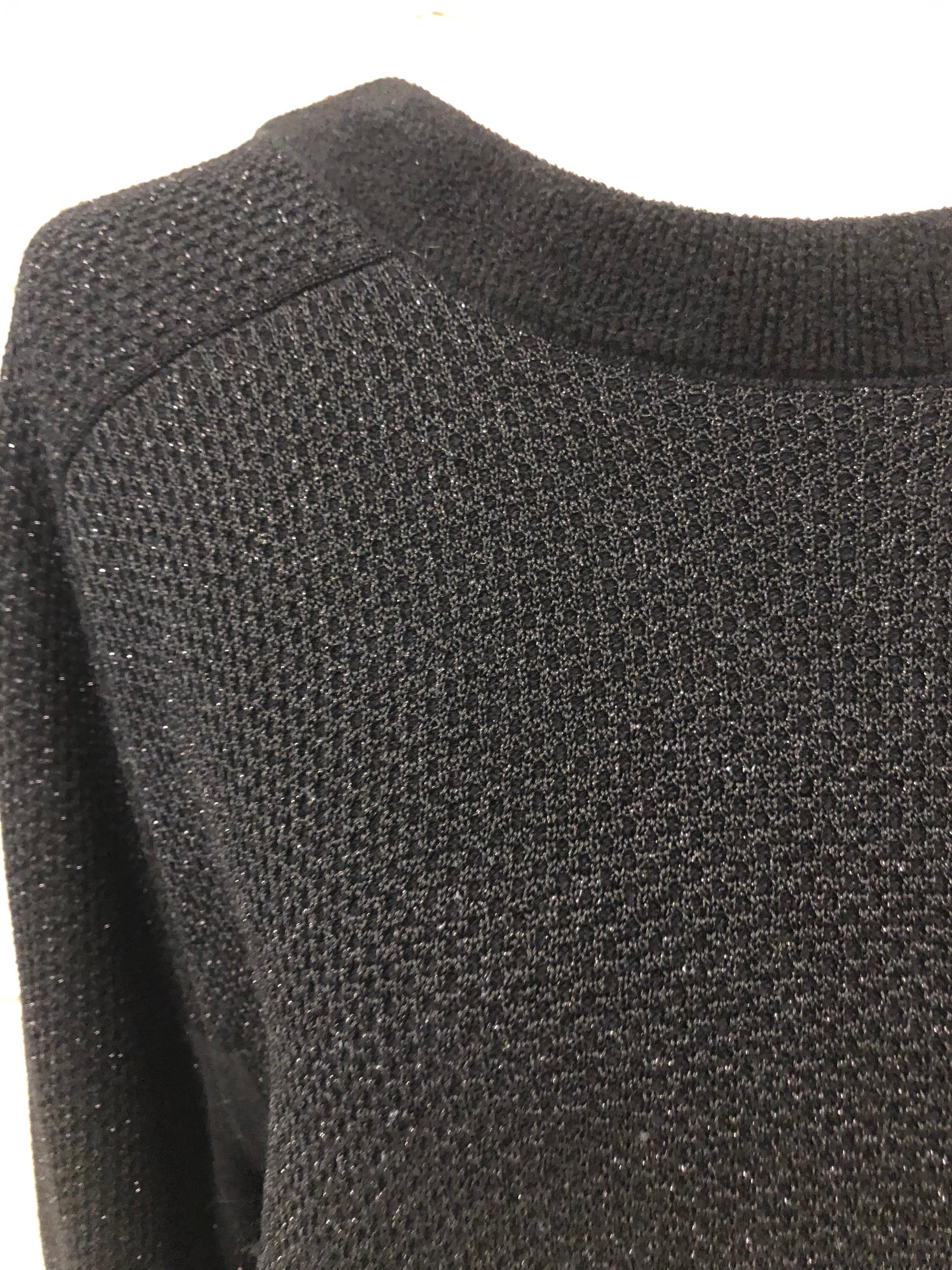 This is a beautiful Chanel short dress in a discreet lurex knit.
Long sleeves with a very deep v   back. CC logo embroidered on the bottom of the dress
Demure yet sexy.
Fits a size  4 US.
Composition Cashmere and viscose.
Very good