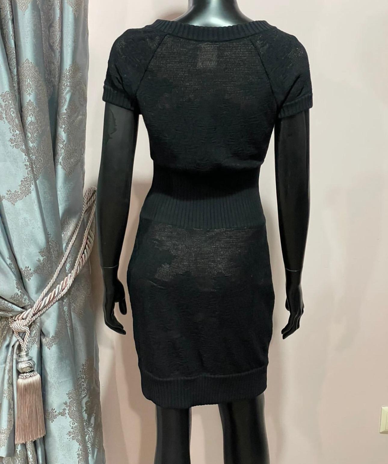 Chanel Negro de punto de manga corta CC Botón Mini Vestido Sz.40 en venta 6