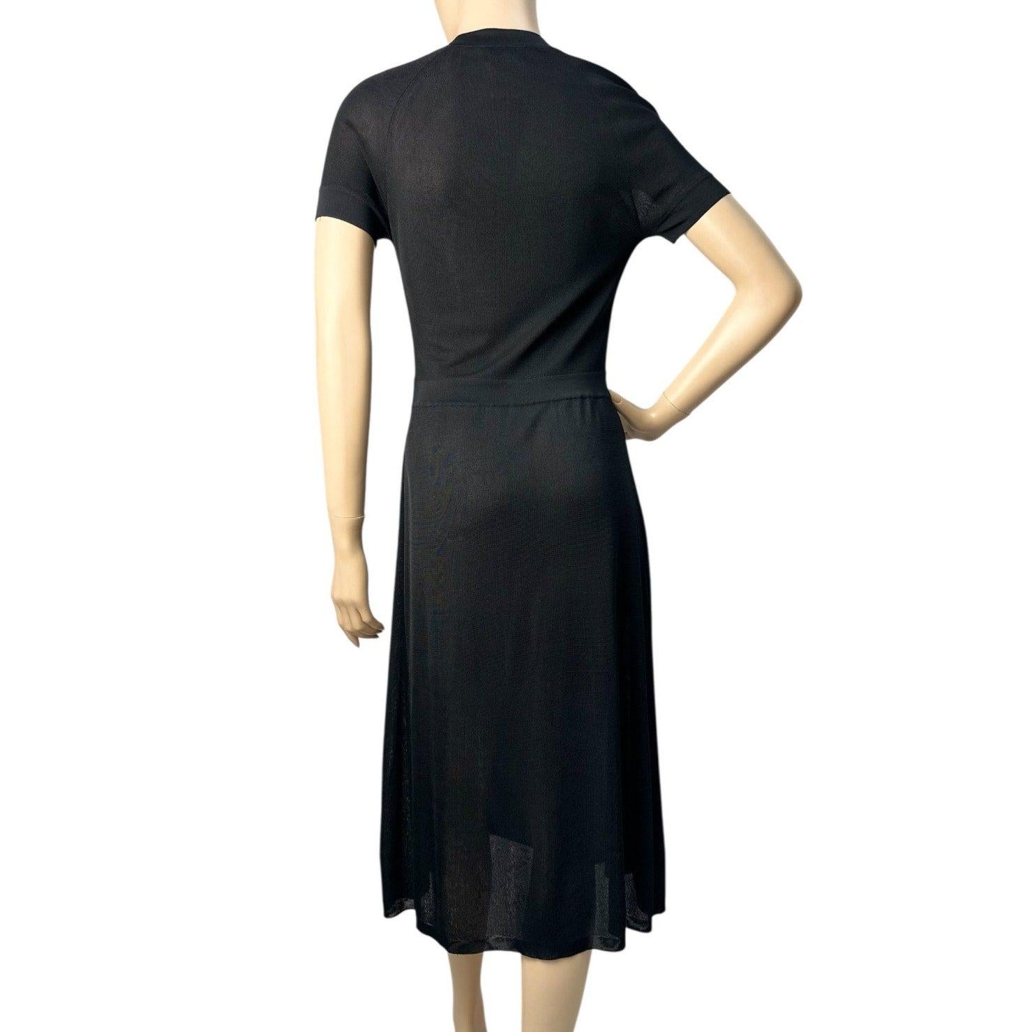 Sie sehen hier ein wunderschönes schwarzes Chanel Strick-Midikleid in Größe 38. Dieses Kleid ist in sehr gutem Zustand und bereit, ein Statement in Ihrem Kleiderschrank zu setzen.

Merkmale:
- Marke: Chanel
- Stil: Midi Kleid
- Farbe: Schwarz
-