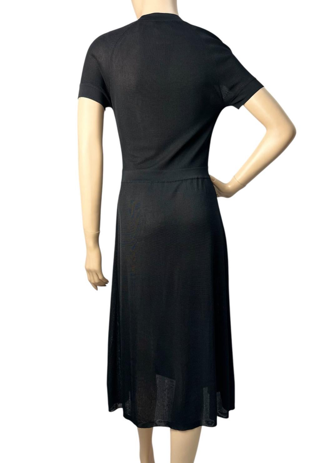 Sie sehen hier ein wunderschönes schwarzes Chanel Strick-Midikleid in Größe 38. Dieses Kleid ist in sehr gutem Zustand und bereit, ein Statement in Ihrem Kleiderschrank zu setzen.

Merkmale:
- Marke: Chanel
- Stil: Midi Kleid
- Farbe: Schwarz
-
