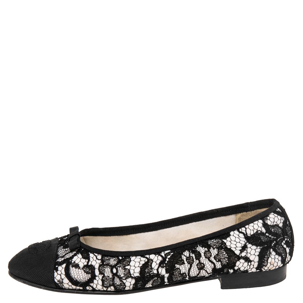 Minimalistic yet fashionable, these ballet flats from Chanel are perfect for channeling an air of elegance. These black flats are crafted from canvas and lace and feature cap toes with the signature CC logo stitch detailing. They also flaunt bows at