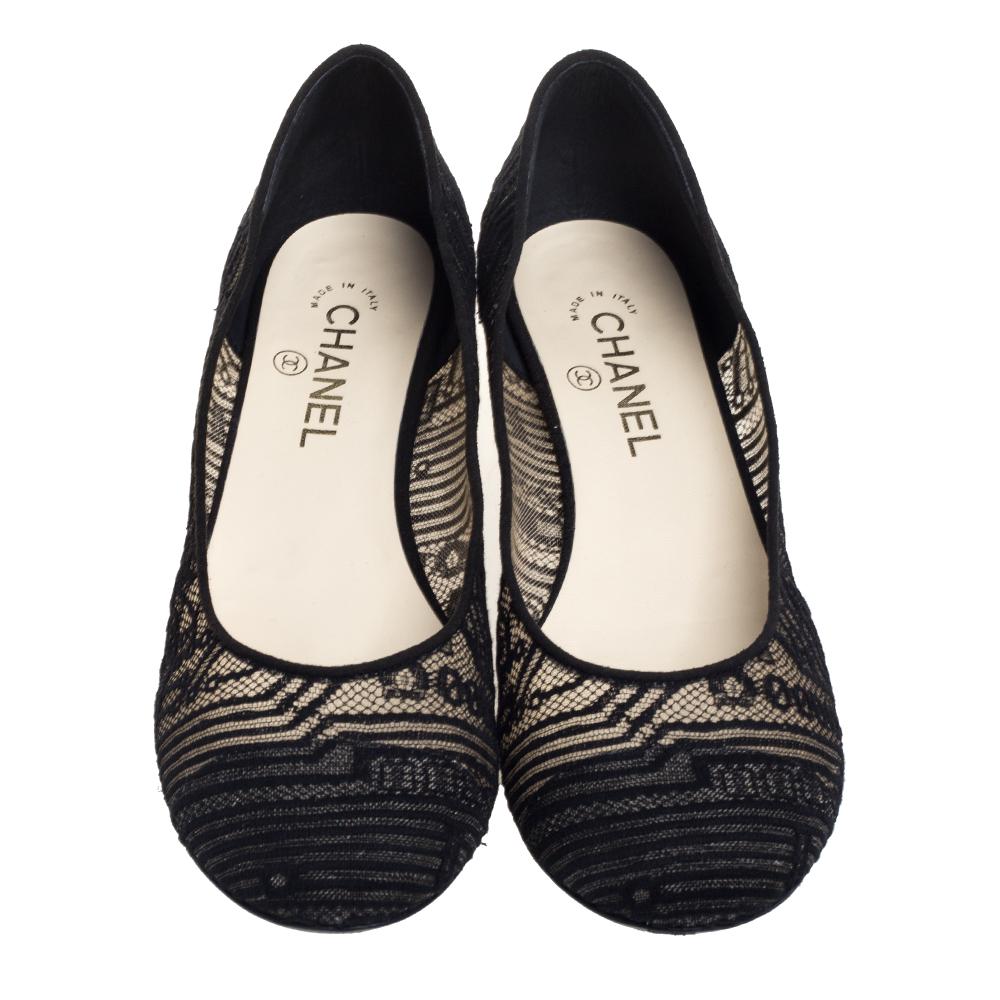 Chanel's ballet flats are designed with a black lace body and come with a round cap toe. Set on a low-lying heel, this pair comes with the 'CC' logo on the counters. Style with a fluid dress or complete a plain jeans and tee look with this