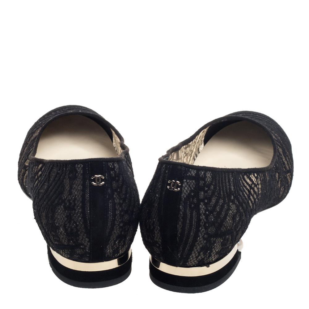 Chanel Black Lace CC Cap Toe Ballet Flats Size 40.5 In Good Condition In Dubai, Al Qouz 2