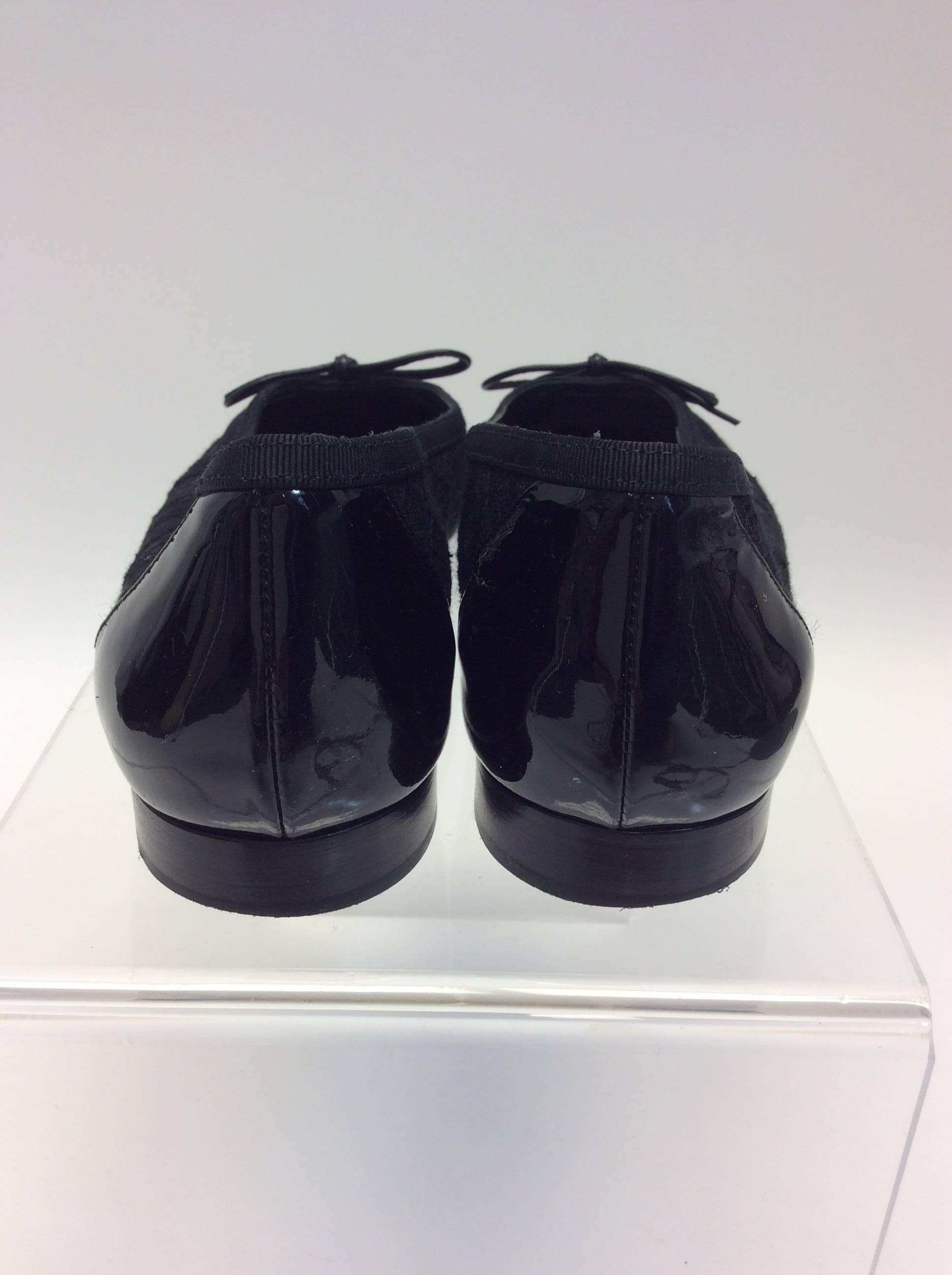 Chanel Black Lace Flats In Excellent Condition For Sale In Narberth, PA