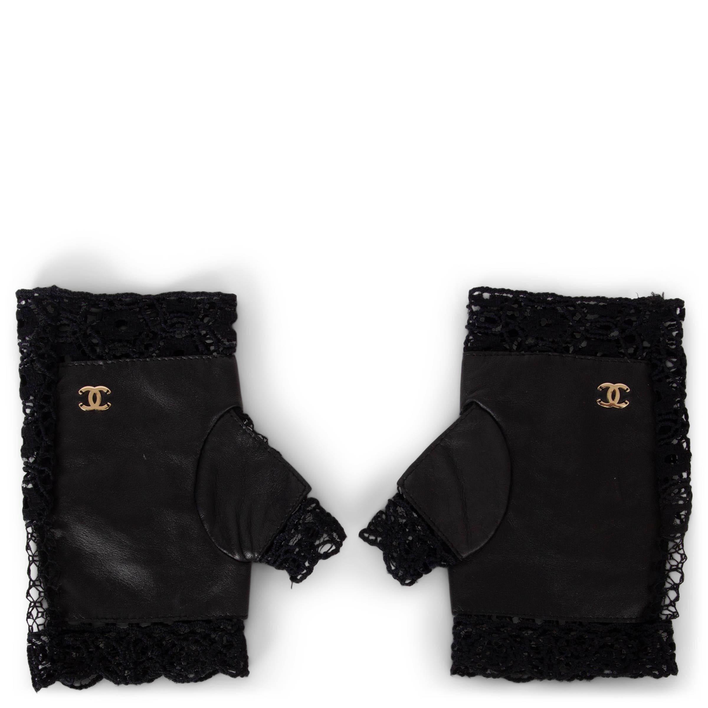Ces gants sans doigts 100% authentiques de Chanel en dentelle noire et cuir sont un mélange saisissant d'élégance et d'avant-garde. Dotées d'une tige en dentelle transparente et d'un dessous en cuir orné d'un logo CC en métal, elles incarnent la