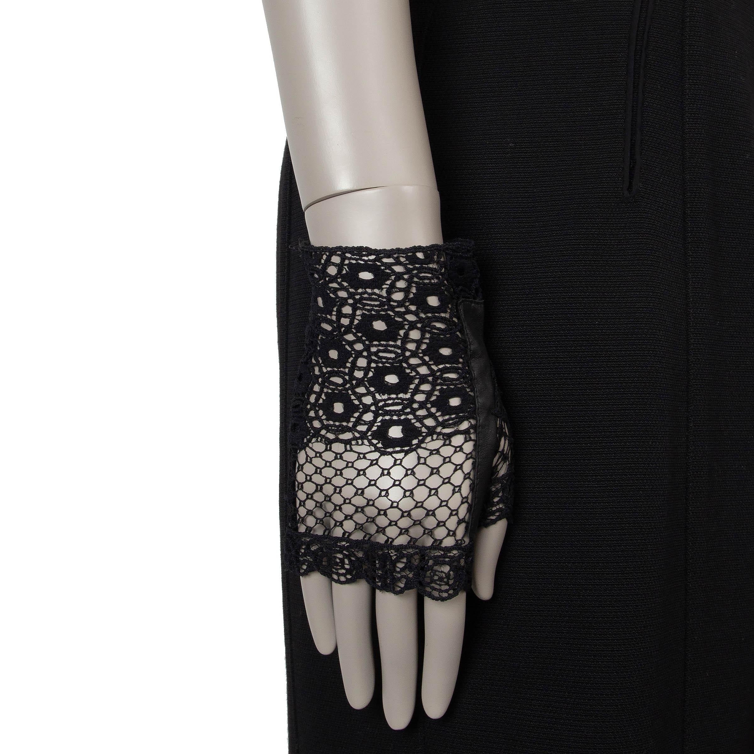 CHANEL Gants FINGERLESS noirs en dentelle et cuir 7,5 Pour femmes en vente