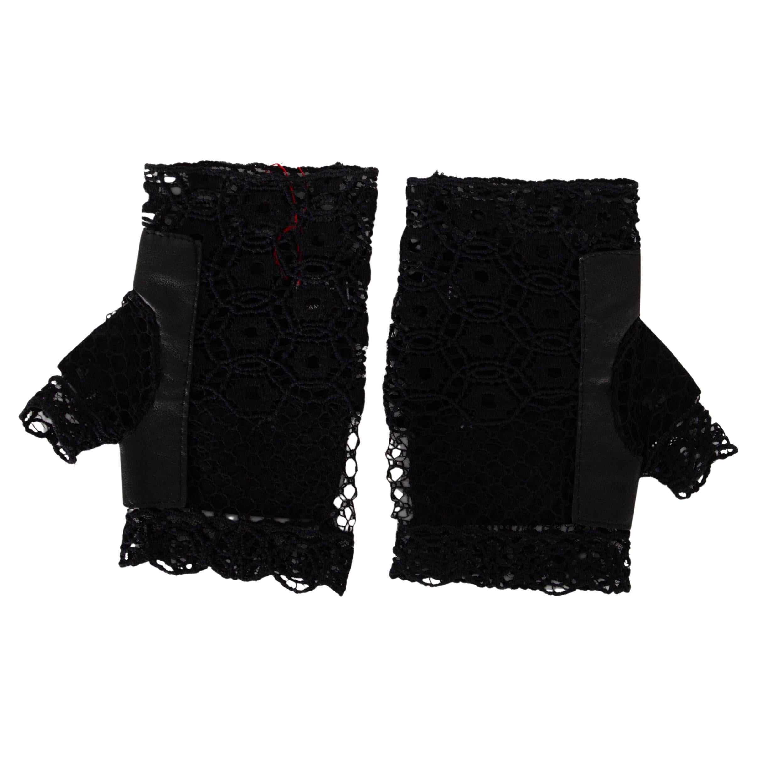 CHANEL Gants FINGERLESS noirs en dentelle et cuir 7,5 en vente