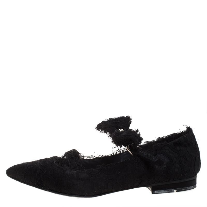 A perfect blend of comfort and style, these ballet flats are crafted from feminine black lace. These flats have pointed toes and a notable bow on the ankle straps. These elegant and chic flats from Chanel can amp up your style quotient. These