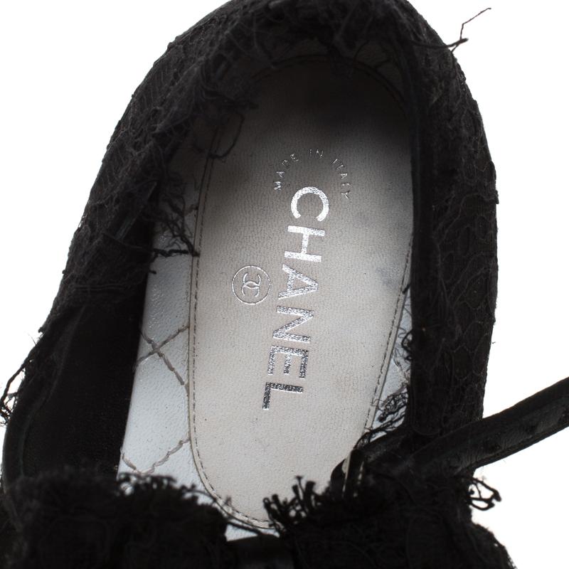 Chanel Black Lace Mary Jane Bow Detail Pointed Toe Ballet Flats Size 35.5 In Good Condition In Dubai, Al Qouz 2