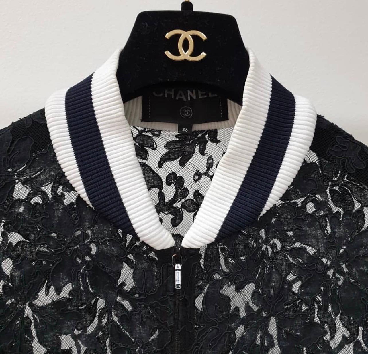  Vestido Chanel Pre-Primavera 2017 Encaje Negro 17P

Hasta la rodilla.

Sz.36

La percha no está incluida.

Muy buen estado.