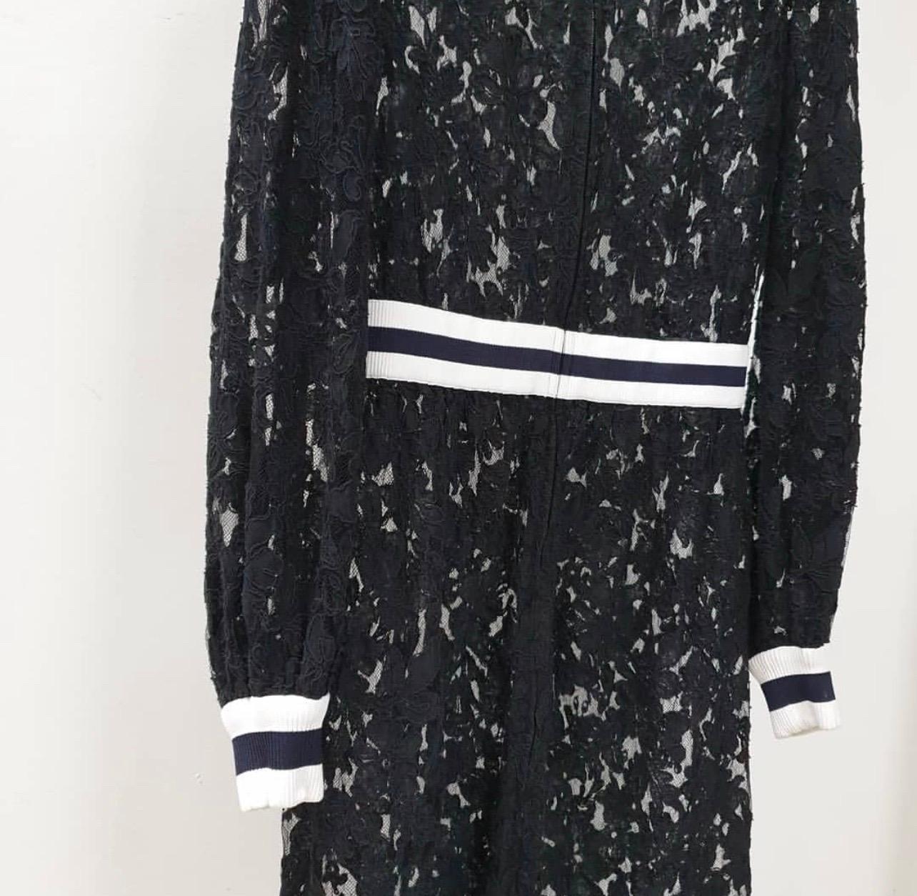 Chanel Vestido negro de encaje con cremallera Negro