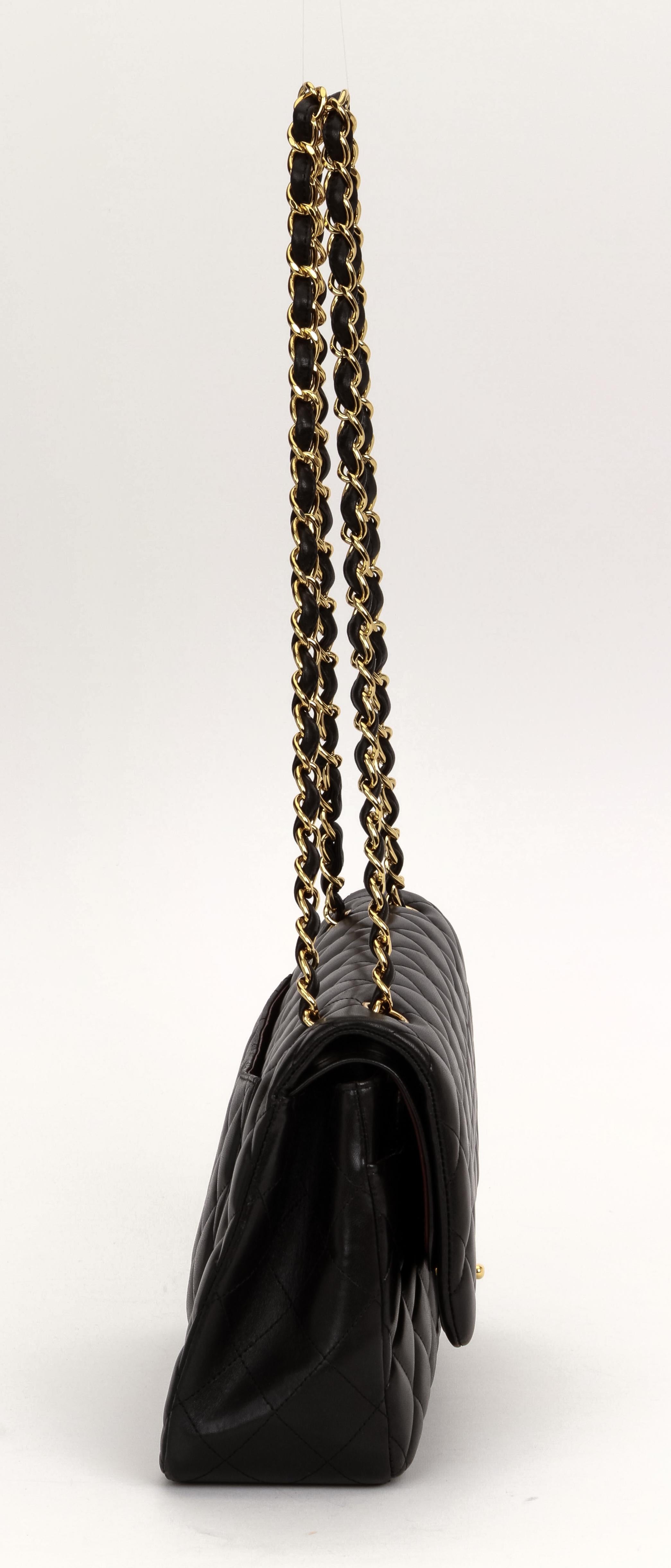 Nero Borsa Chanel in agnello nero Jumbo con doppia patta in oro