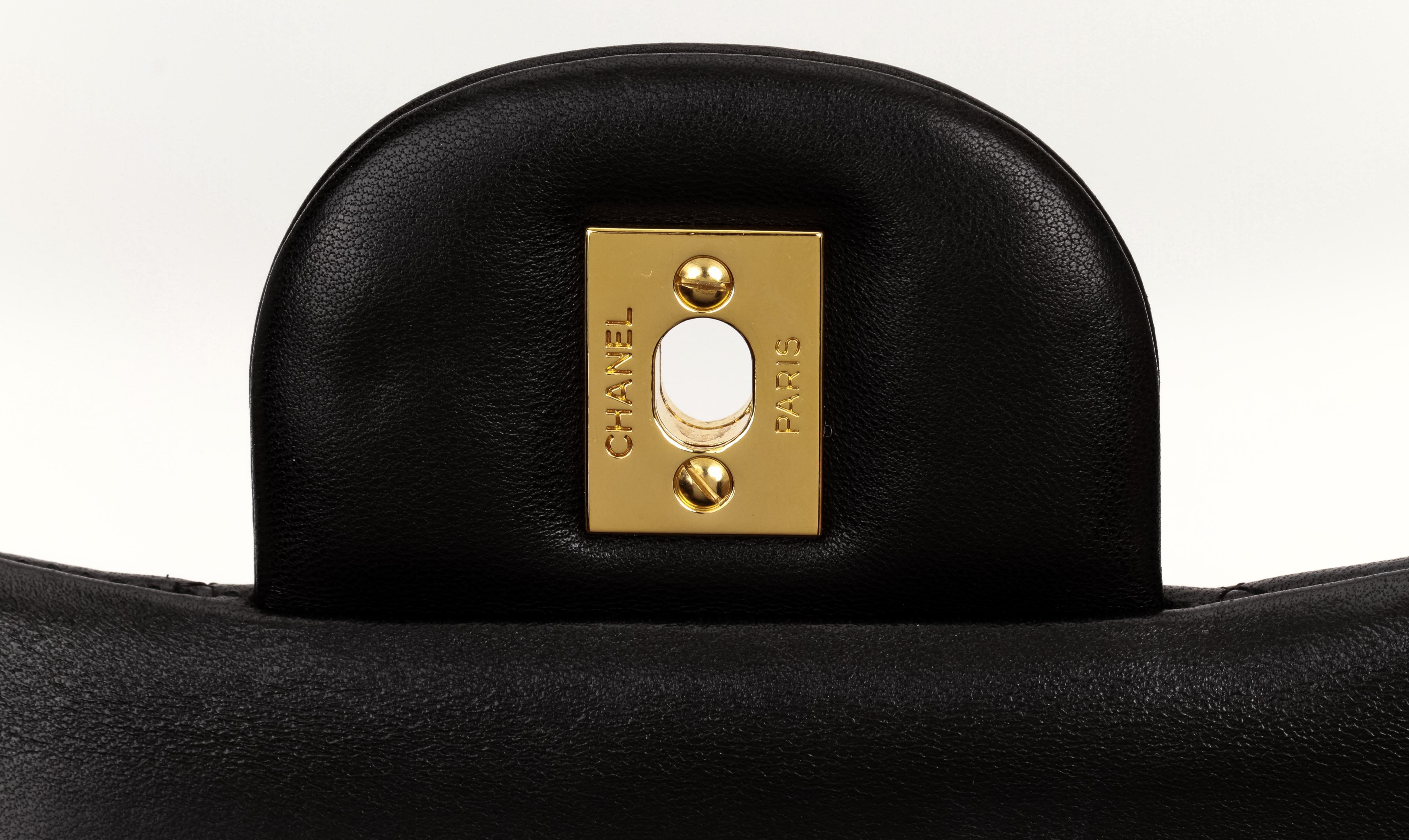Borsa Chanel in agnello nero Jumbo con doppia patta in oro 4